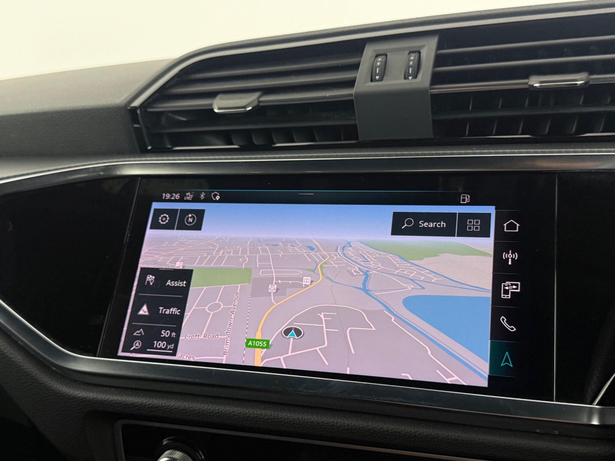 Audi Q3 view 23