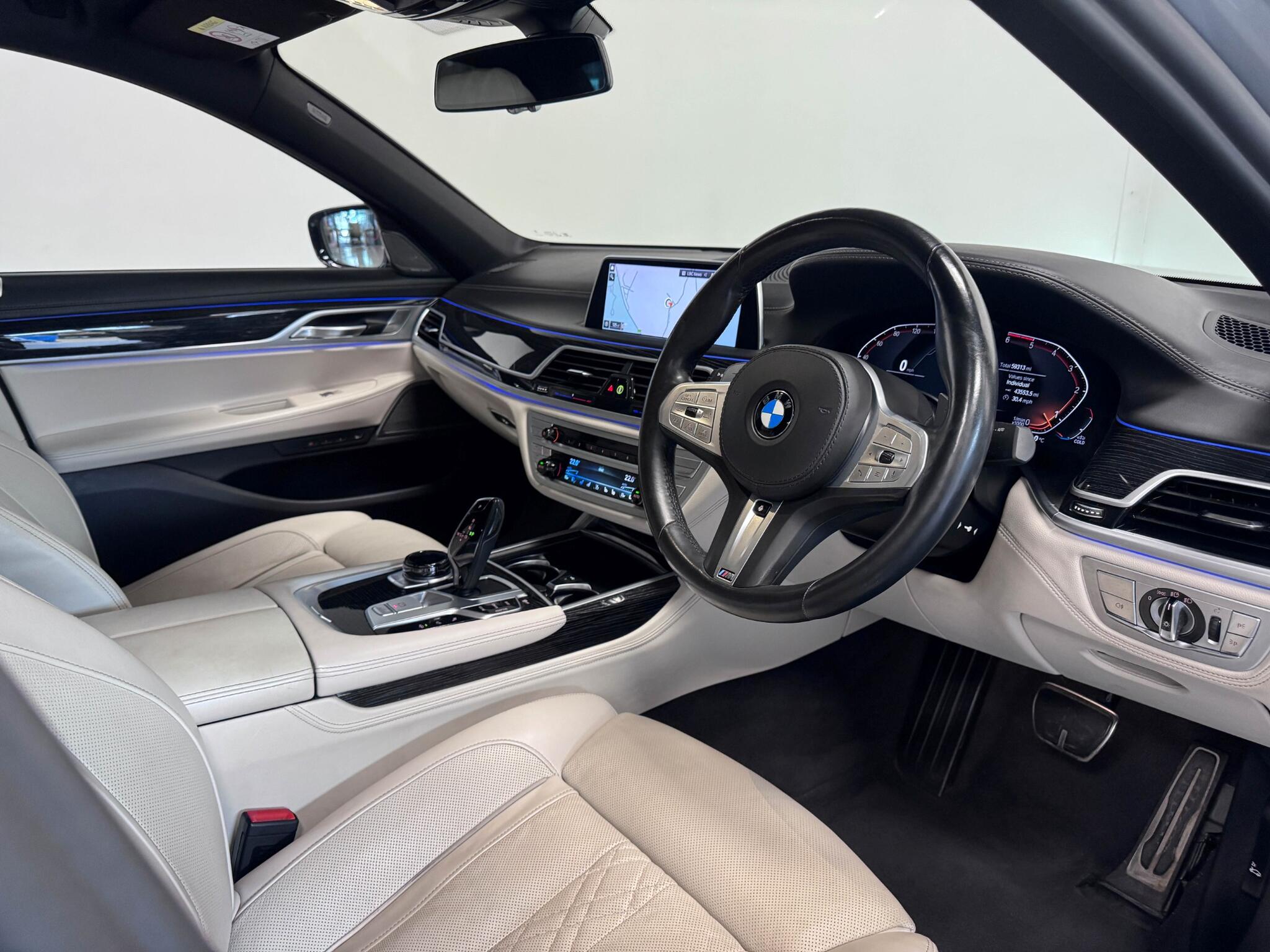 BMW 7 Series view 33