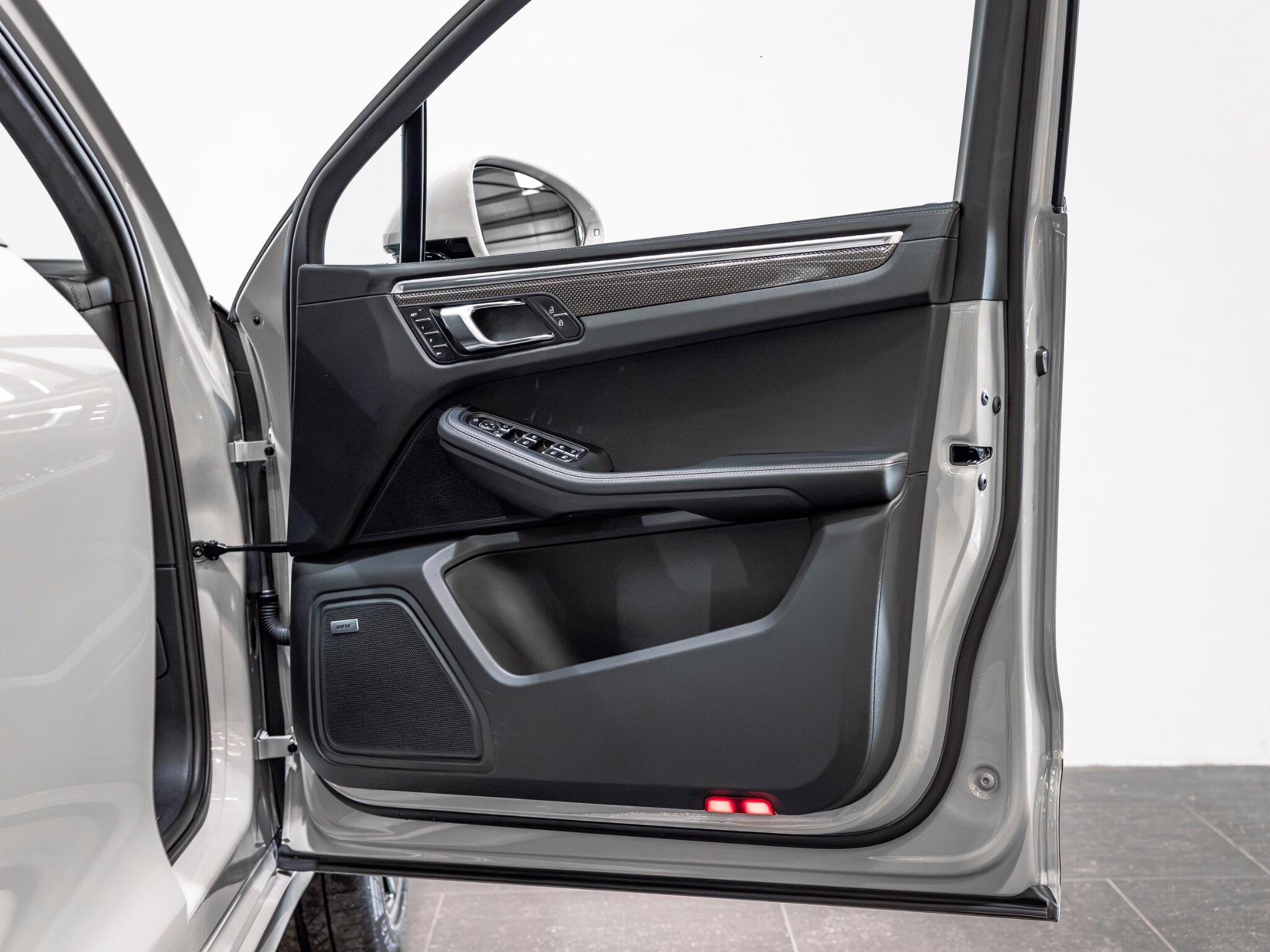 Porsche Macan view 26