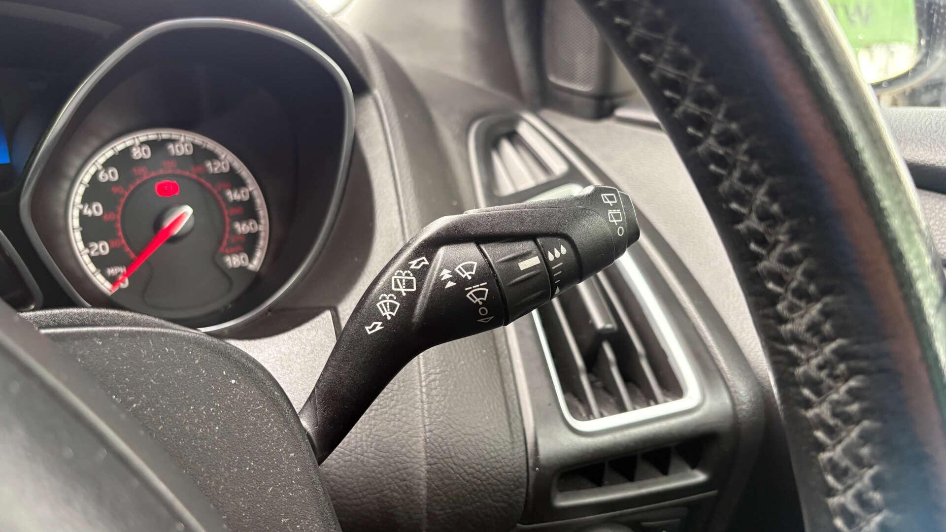 Ford Focus view 22