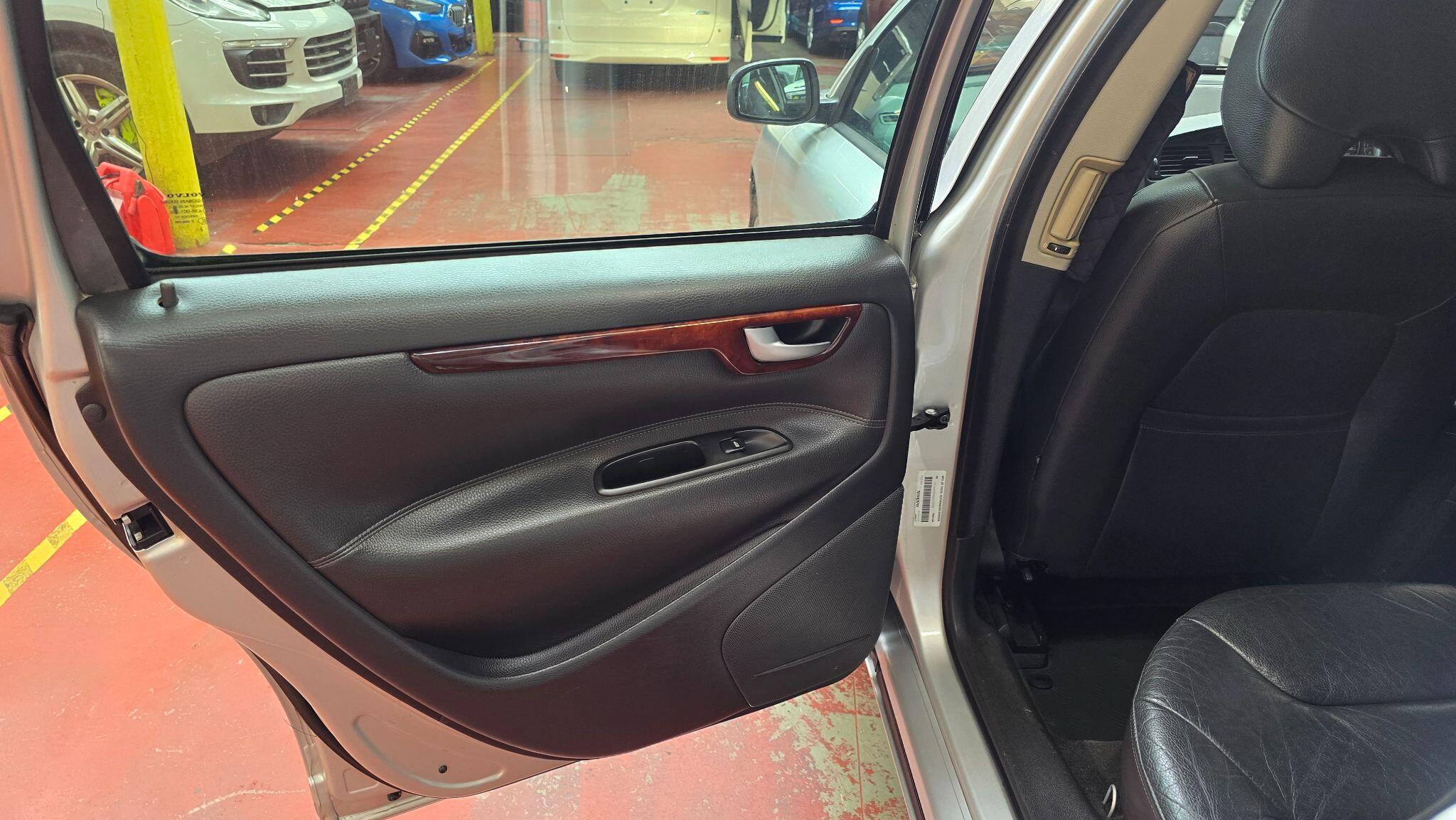 Volvo V70 view 11