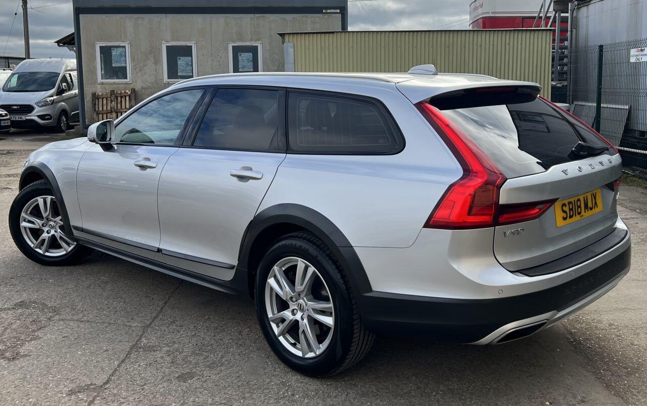 Volvo V90 Cross Country view 4