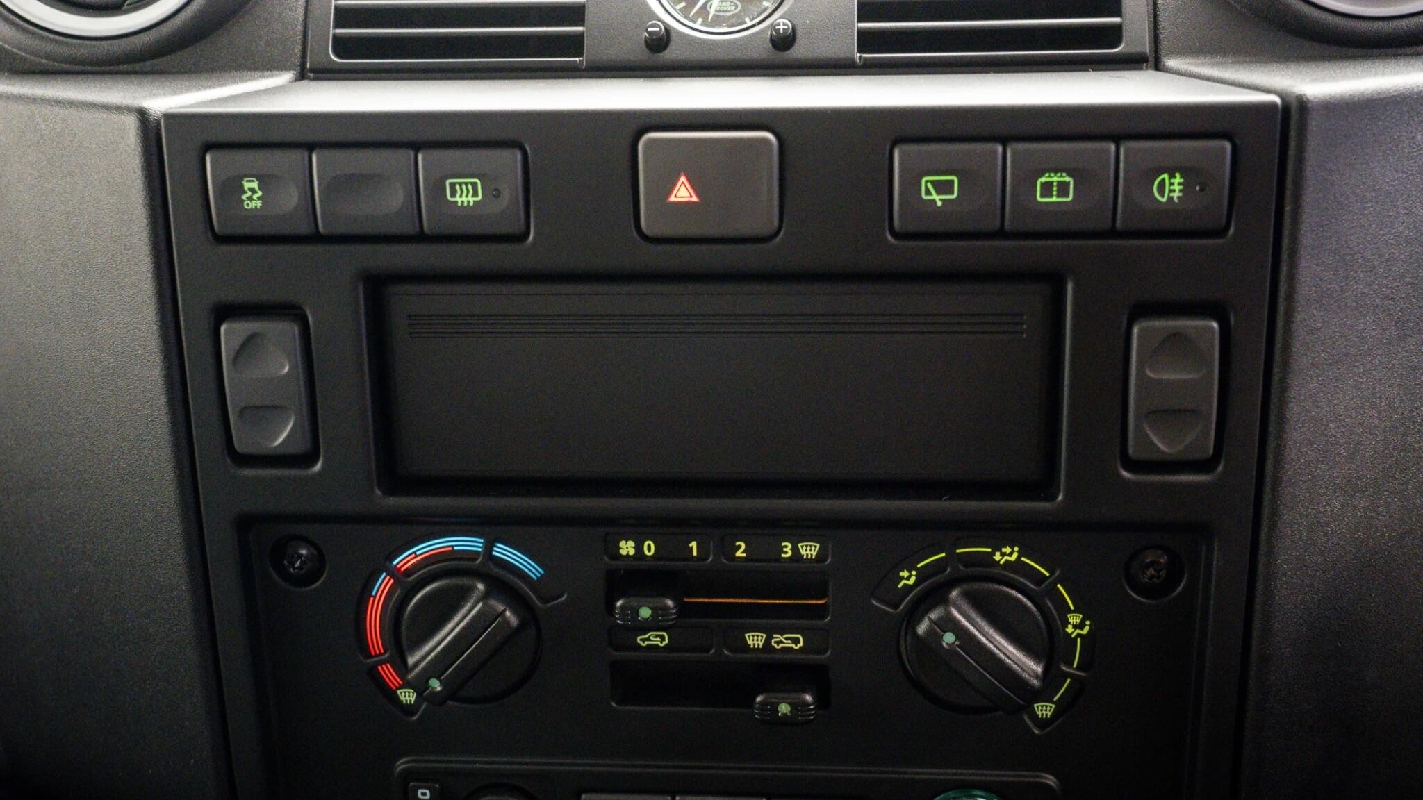 Land Rover Defender 90 view 8