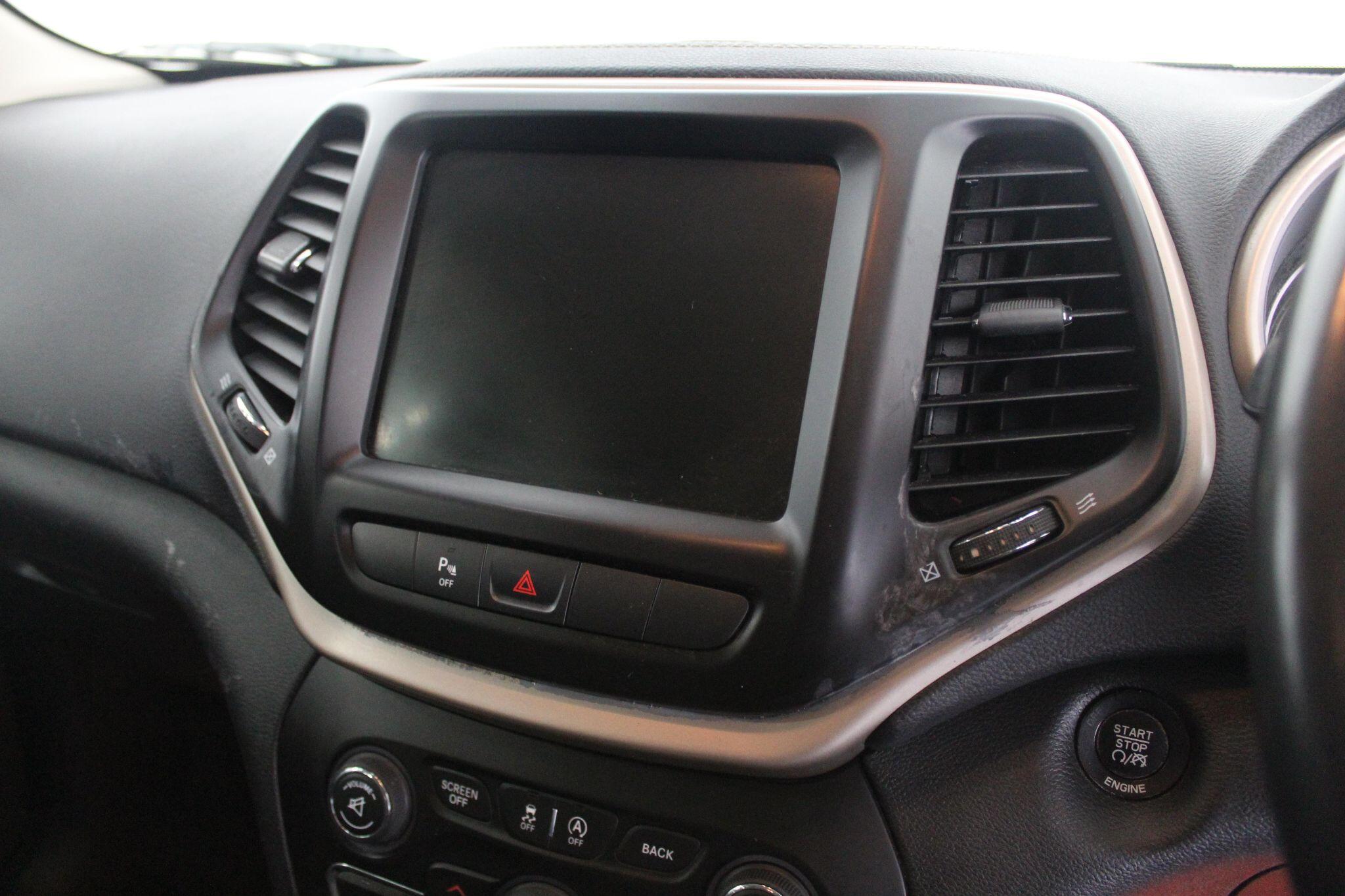 Jeep Cherokee view 40