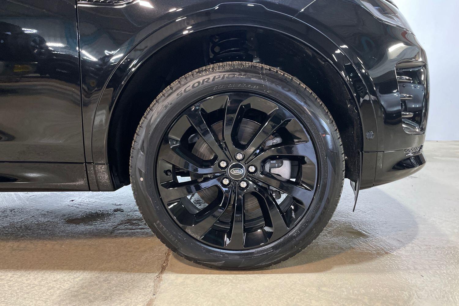 Land Rover Discovery Sport view 8