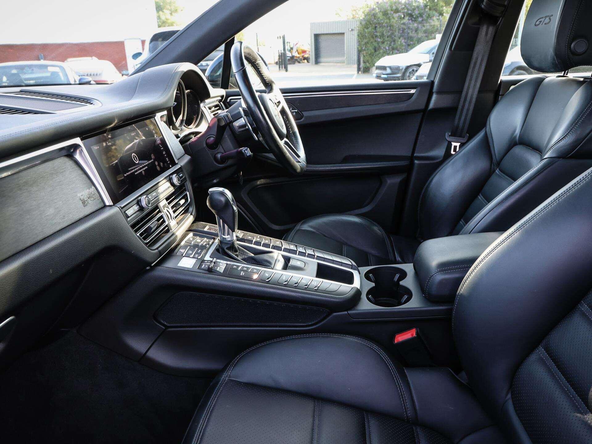 Porsche Macan view 11