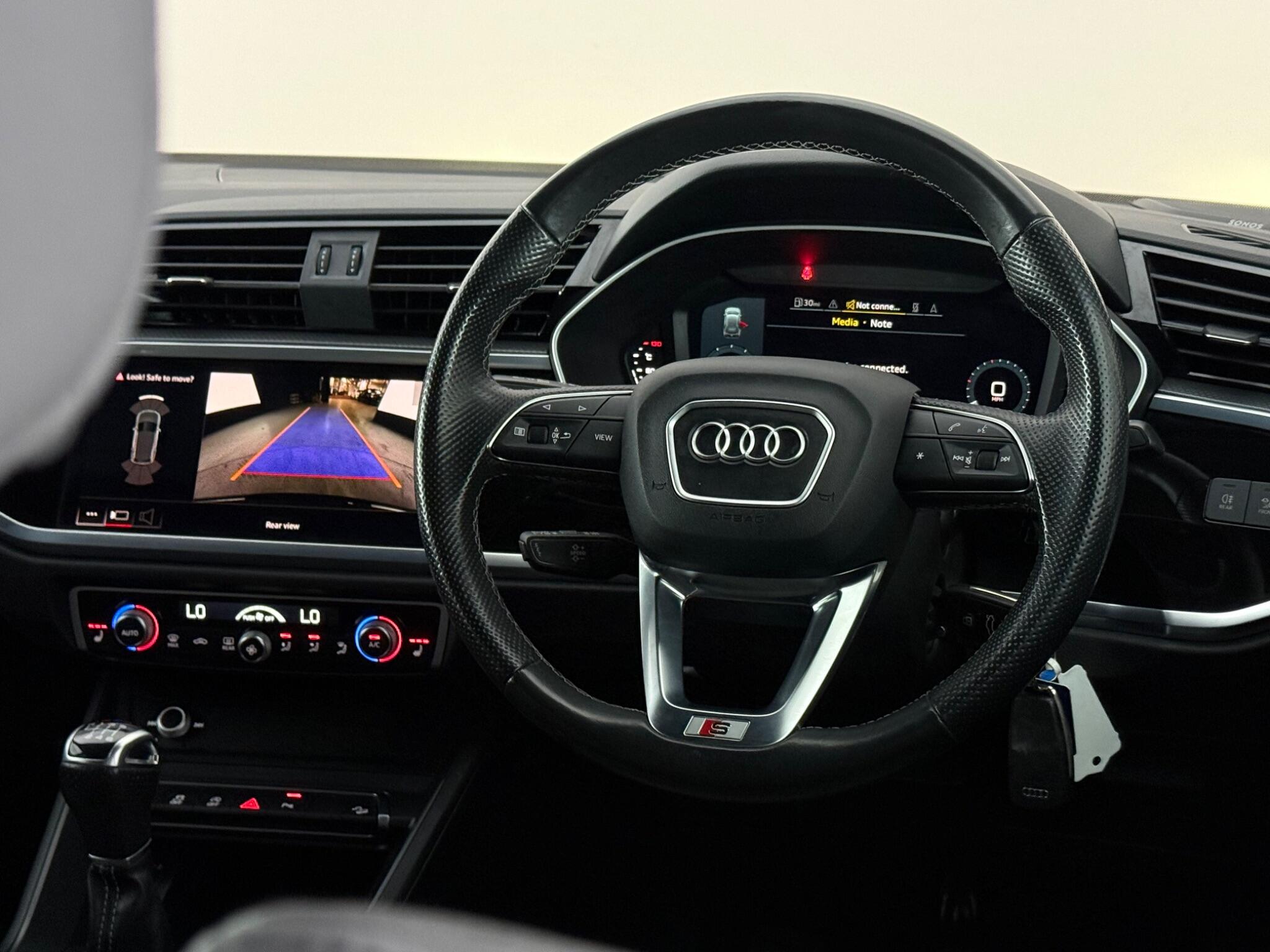 Audi Q3 view 13