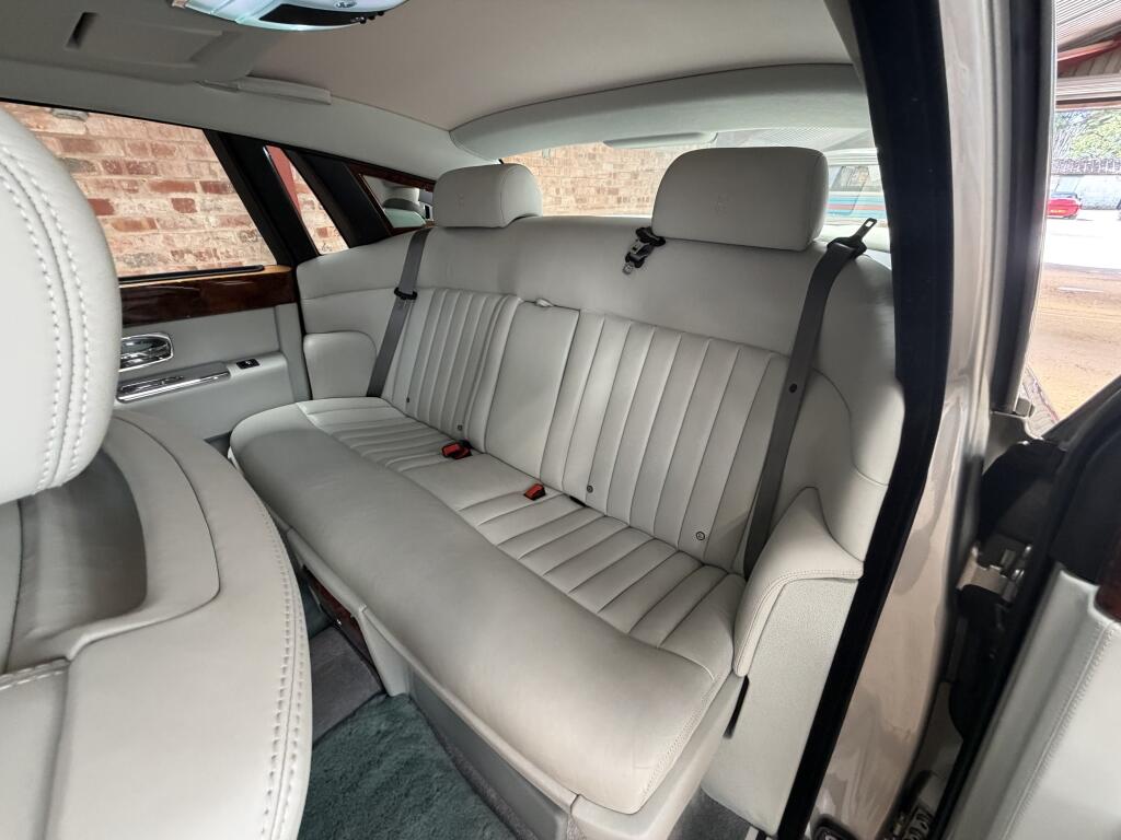 Rolls-Royce Phantom view 8