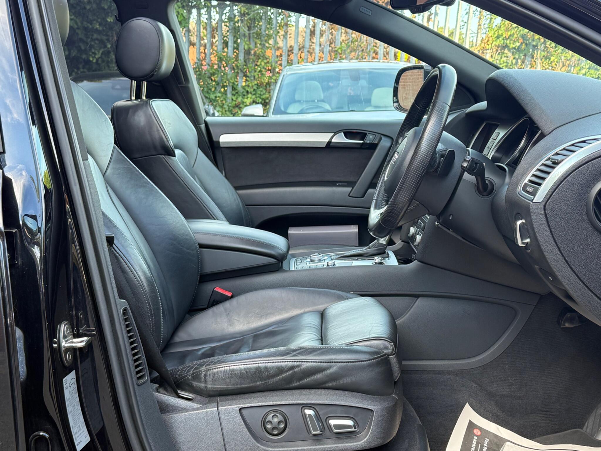 Audi Q7 view 12