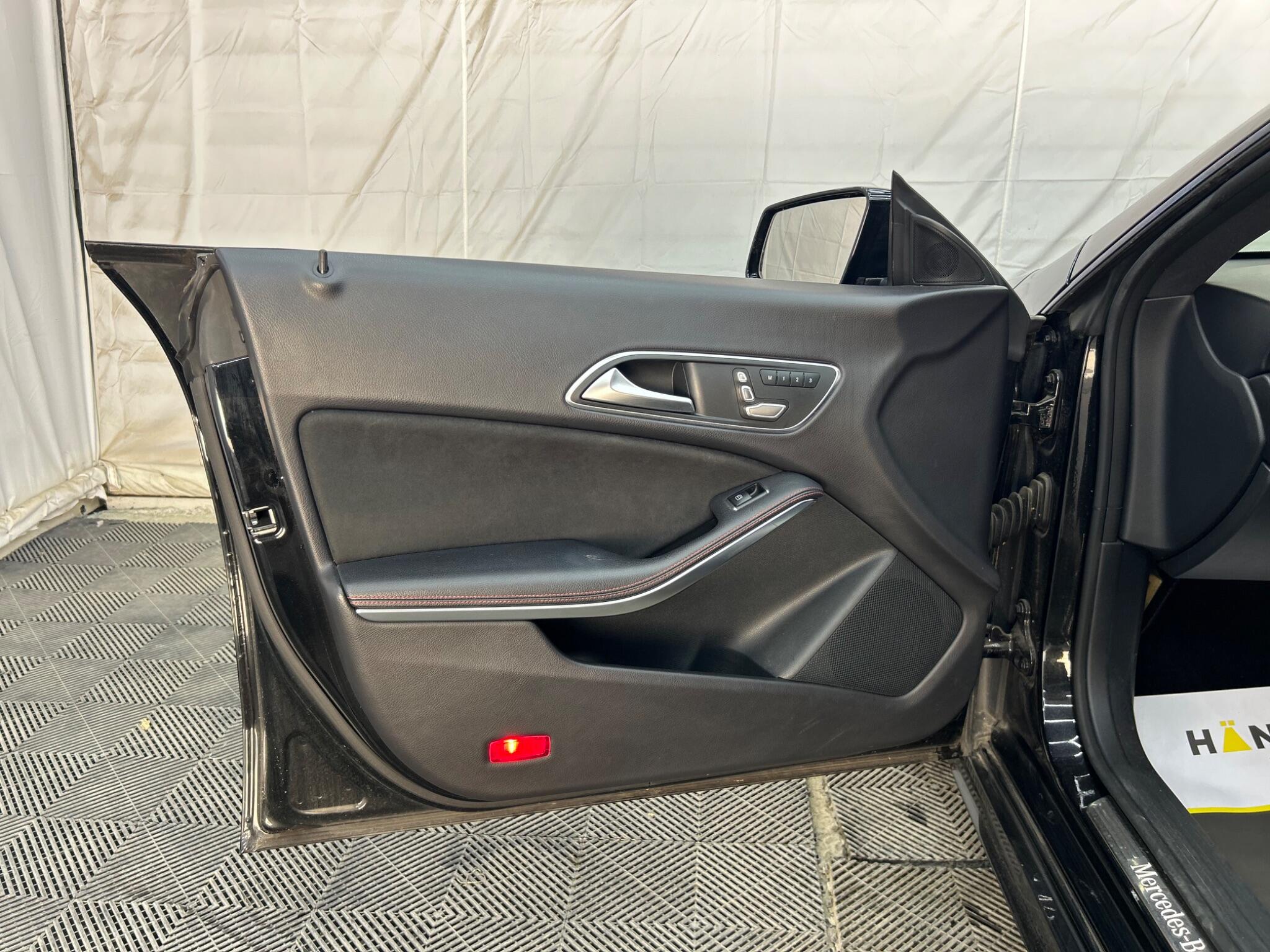 Mercedes-Benz CLA view 35
