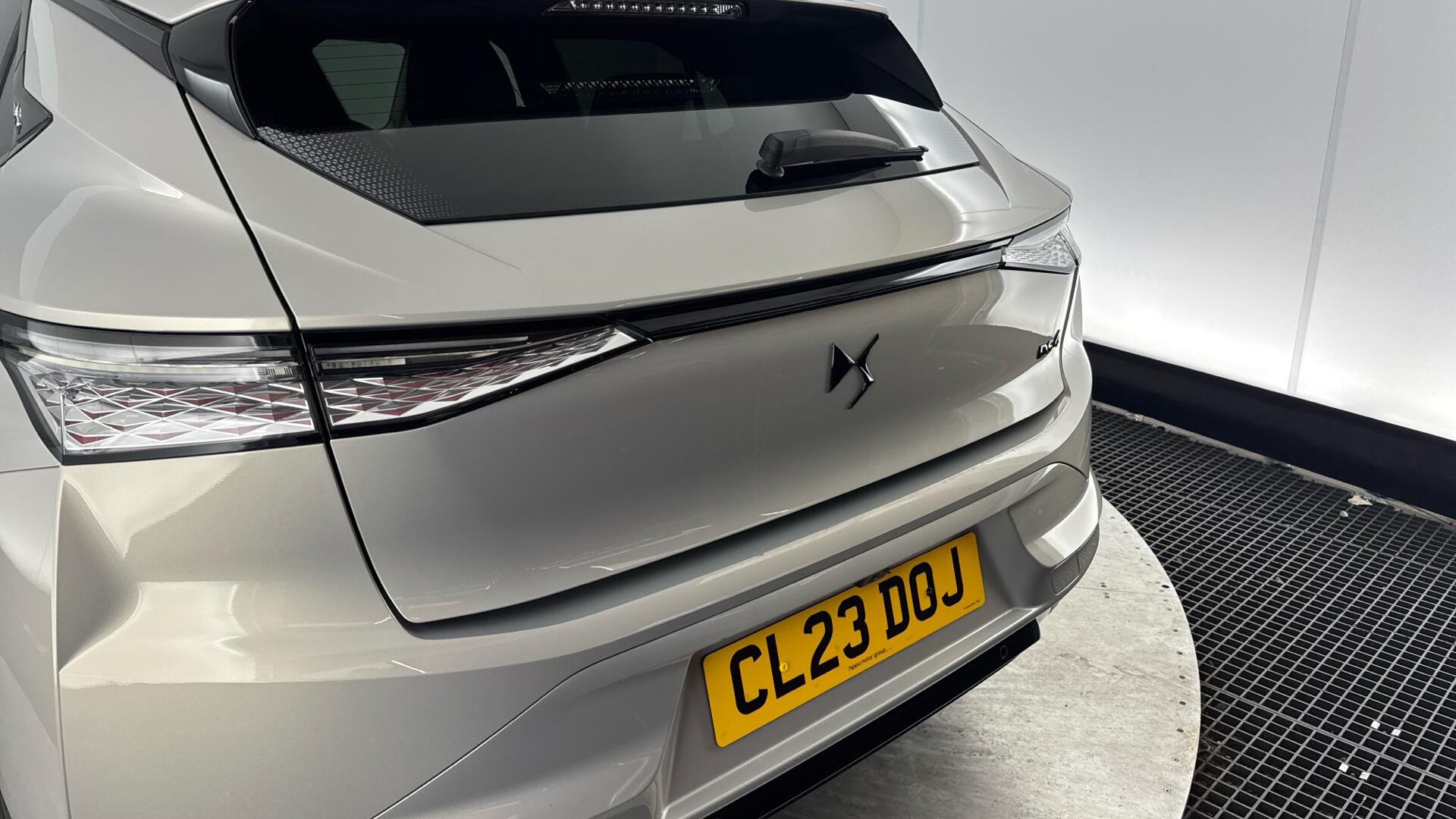 DS Automobiles DS 4 view 24
