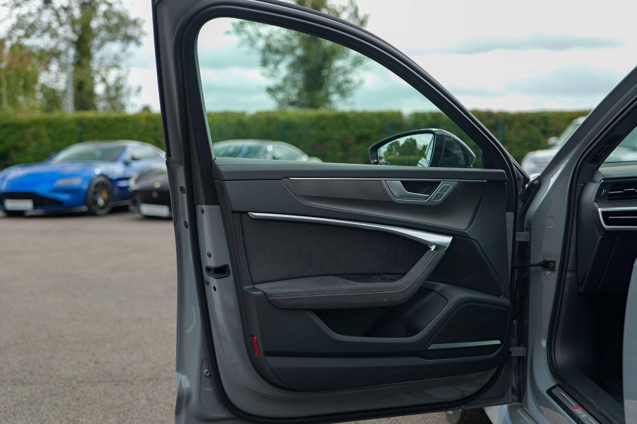 Audi RS6 Avant view 31