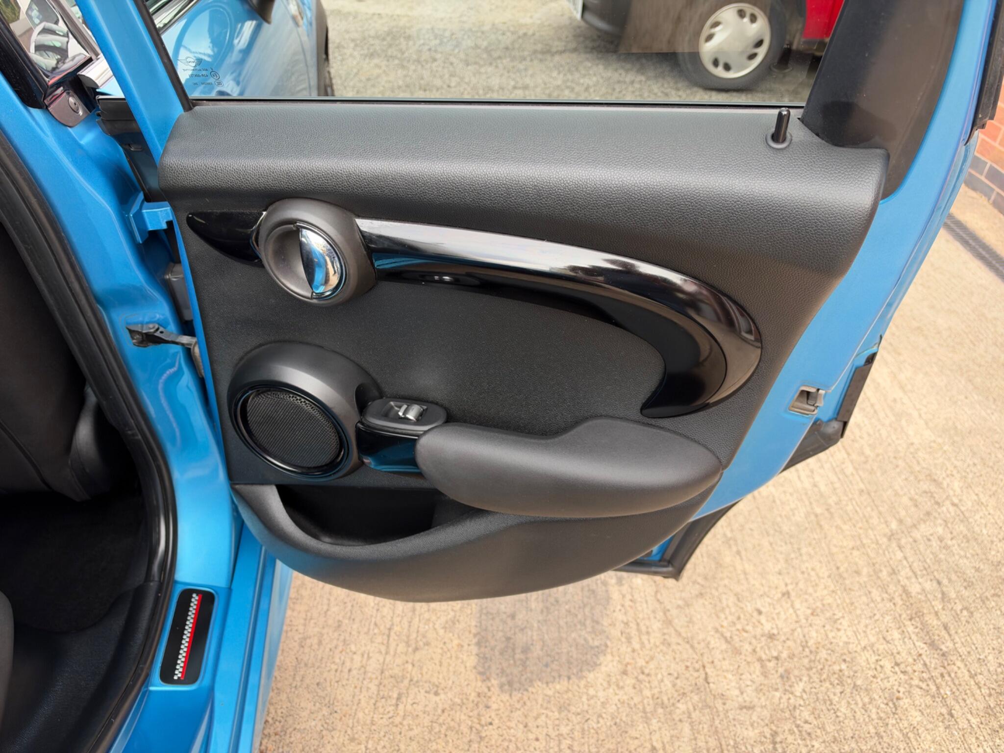 Mini Hatch view 28
