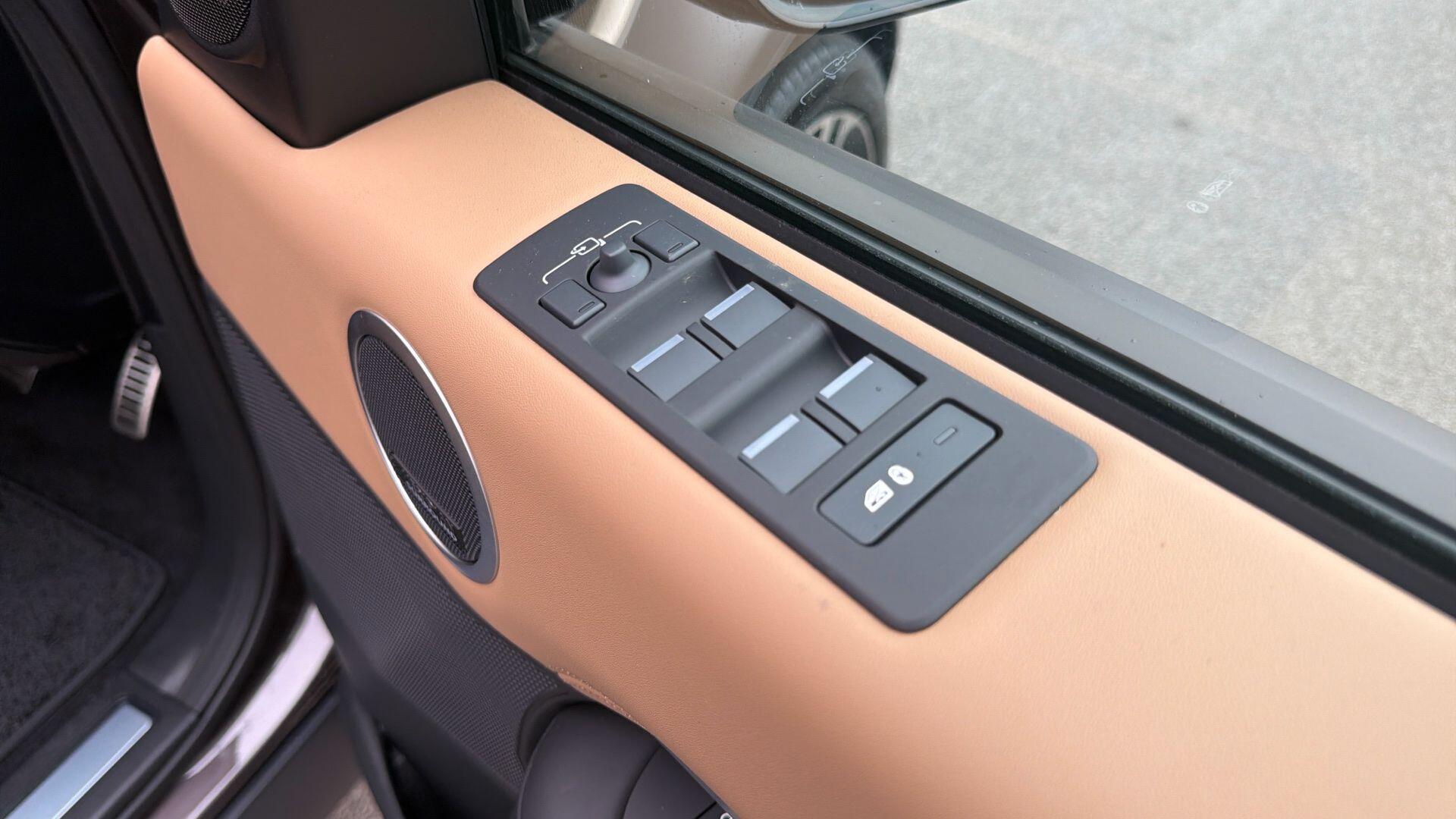 Land Rover Discovery view 15