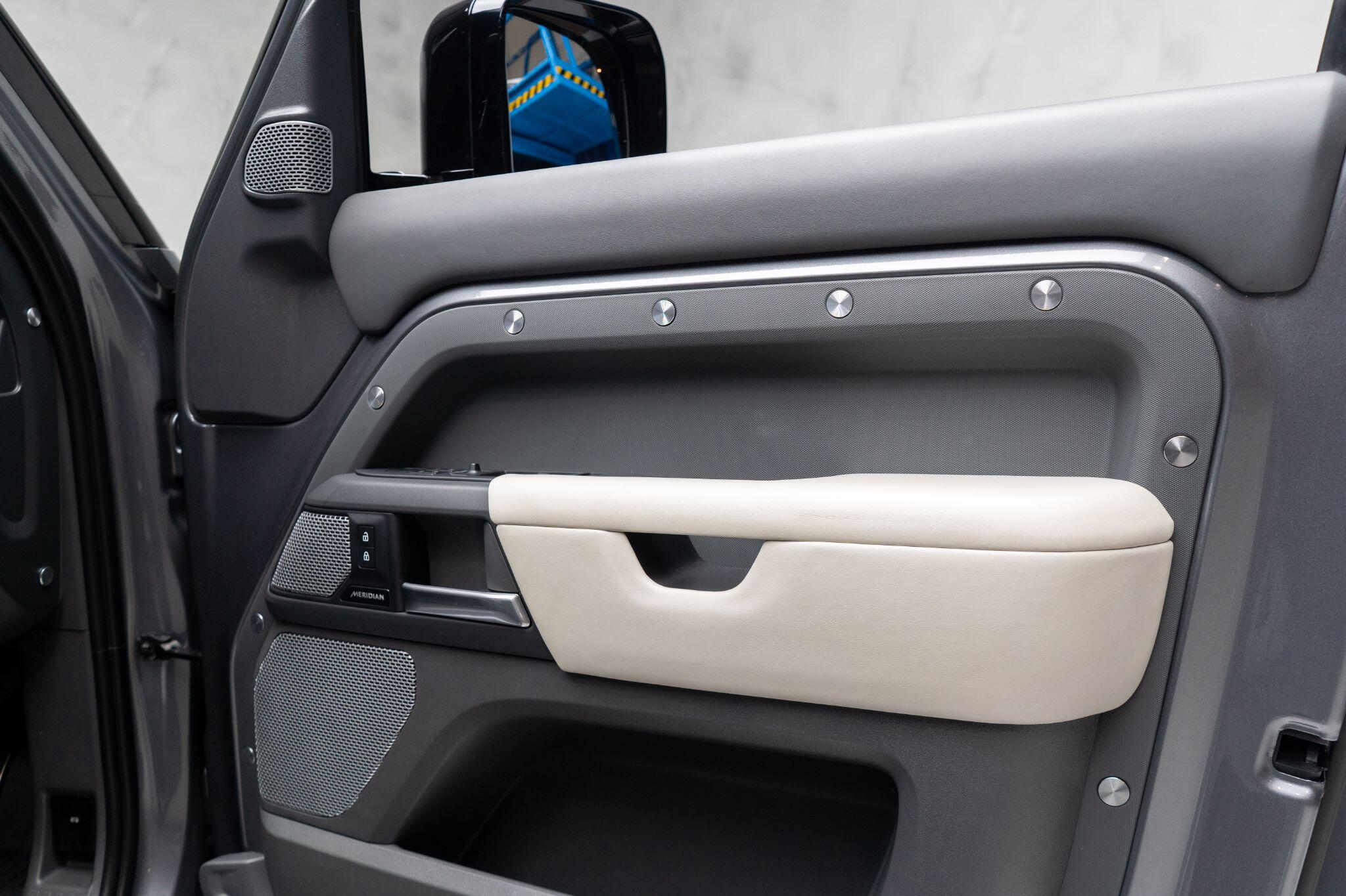Land Rover Defender view 27
