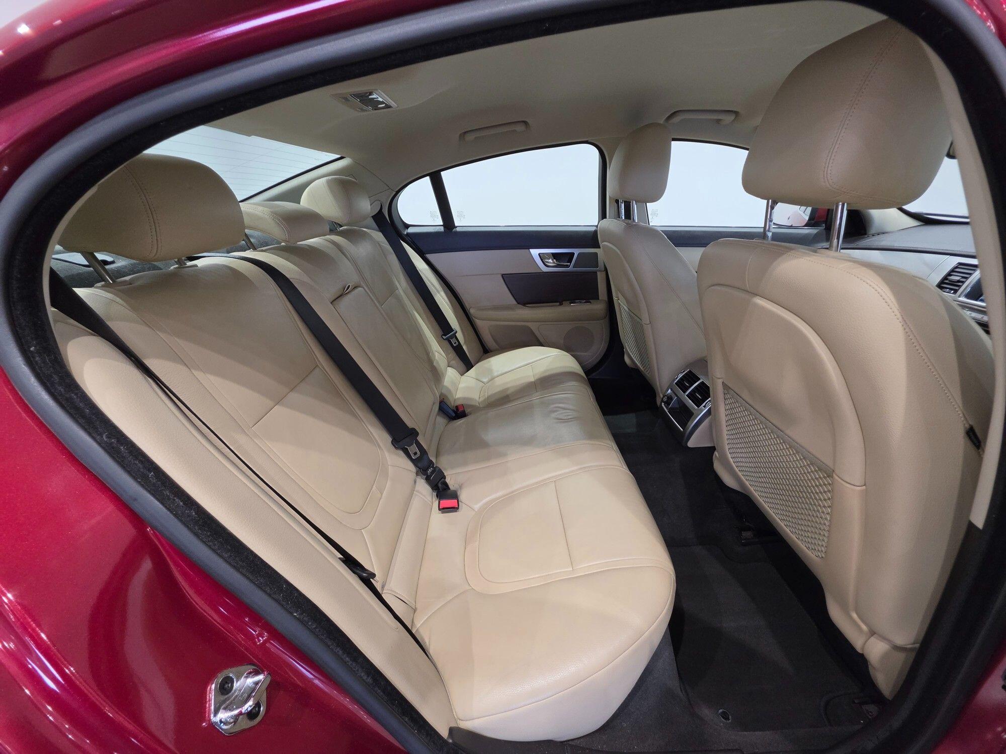 Jaguar XF view 17