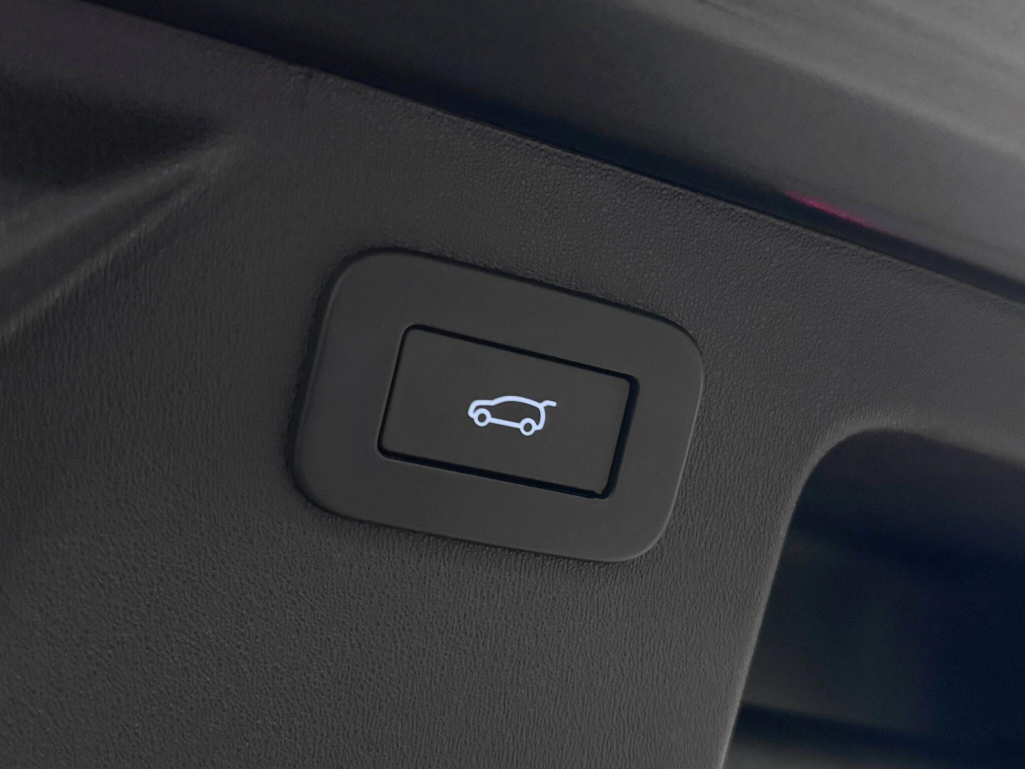 Land Rover Discovery Sport view 8
