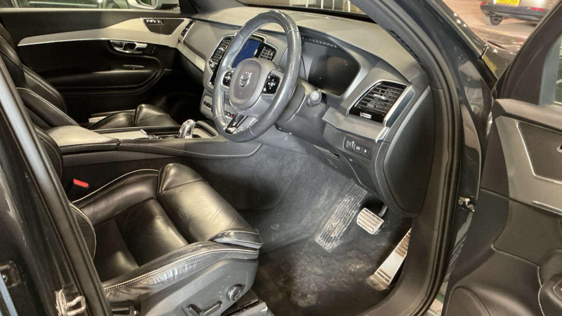 Volvo XC90 view 9