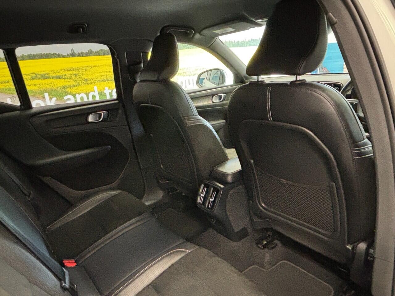 Volvo XC40 view 19