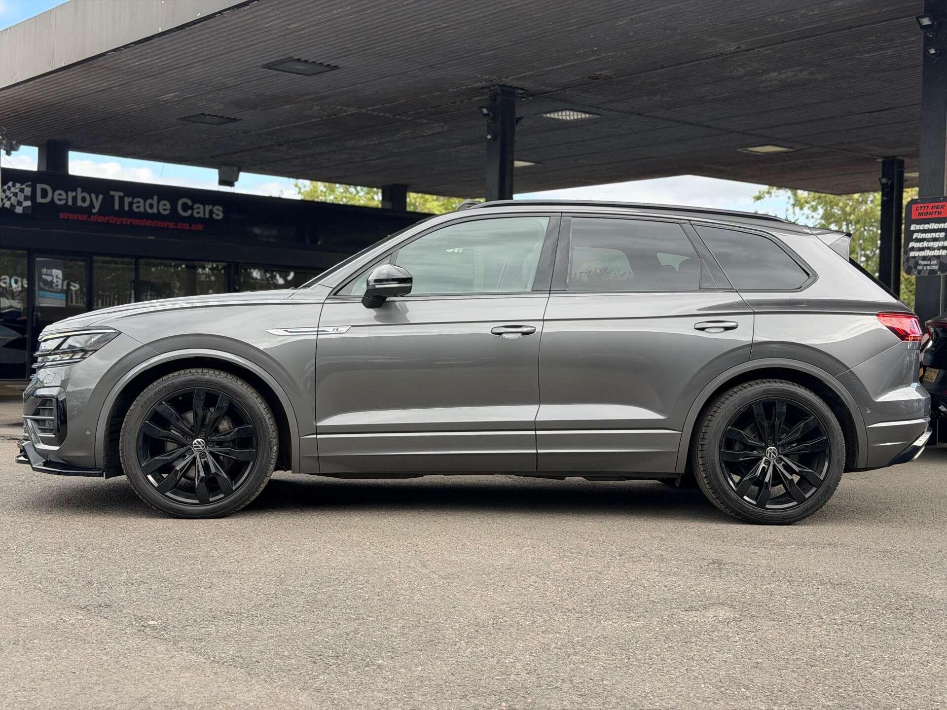 Volkswagen Touareg view 5