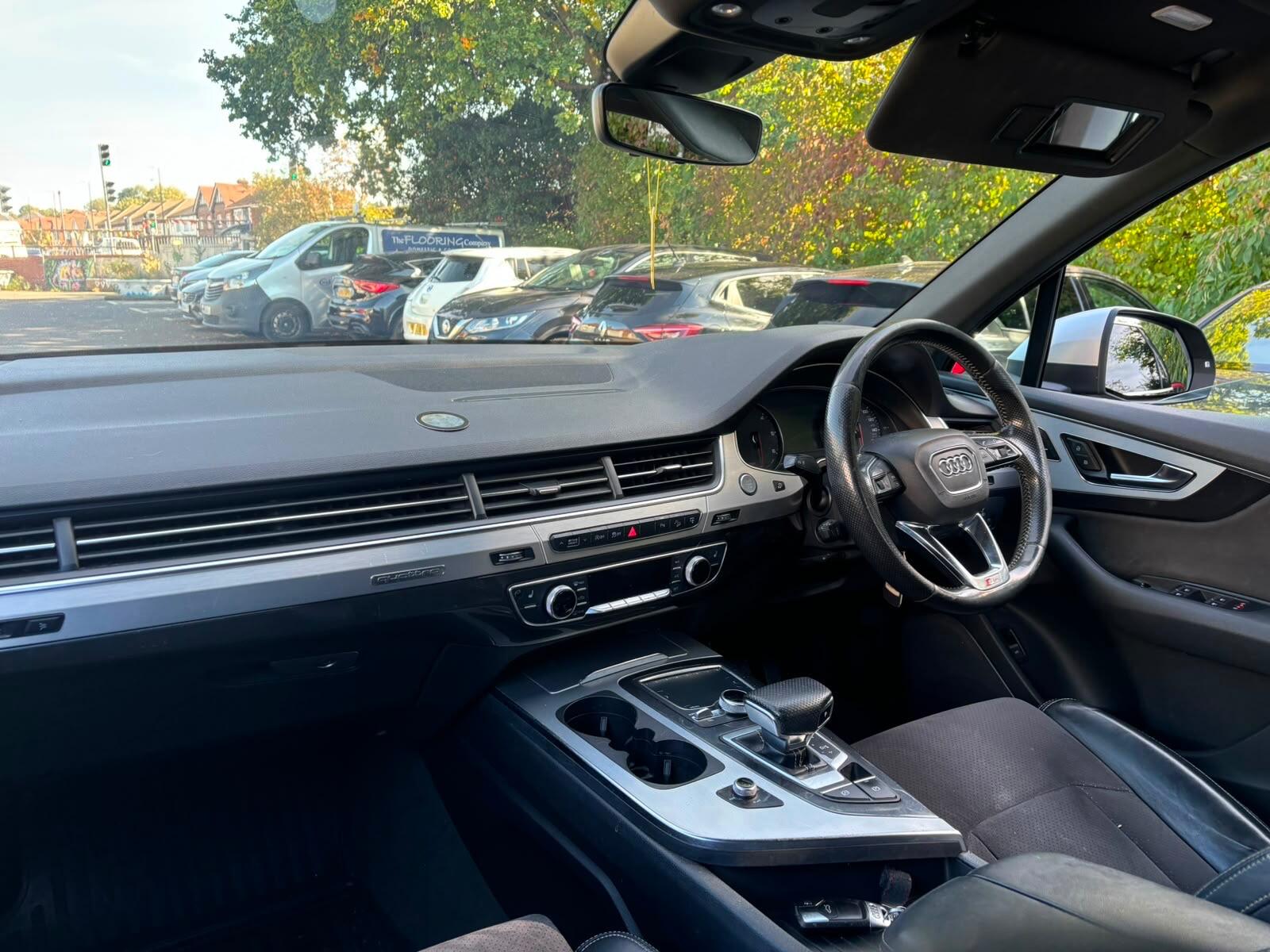 Audi Q7 view 6