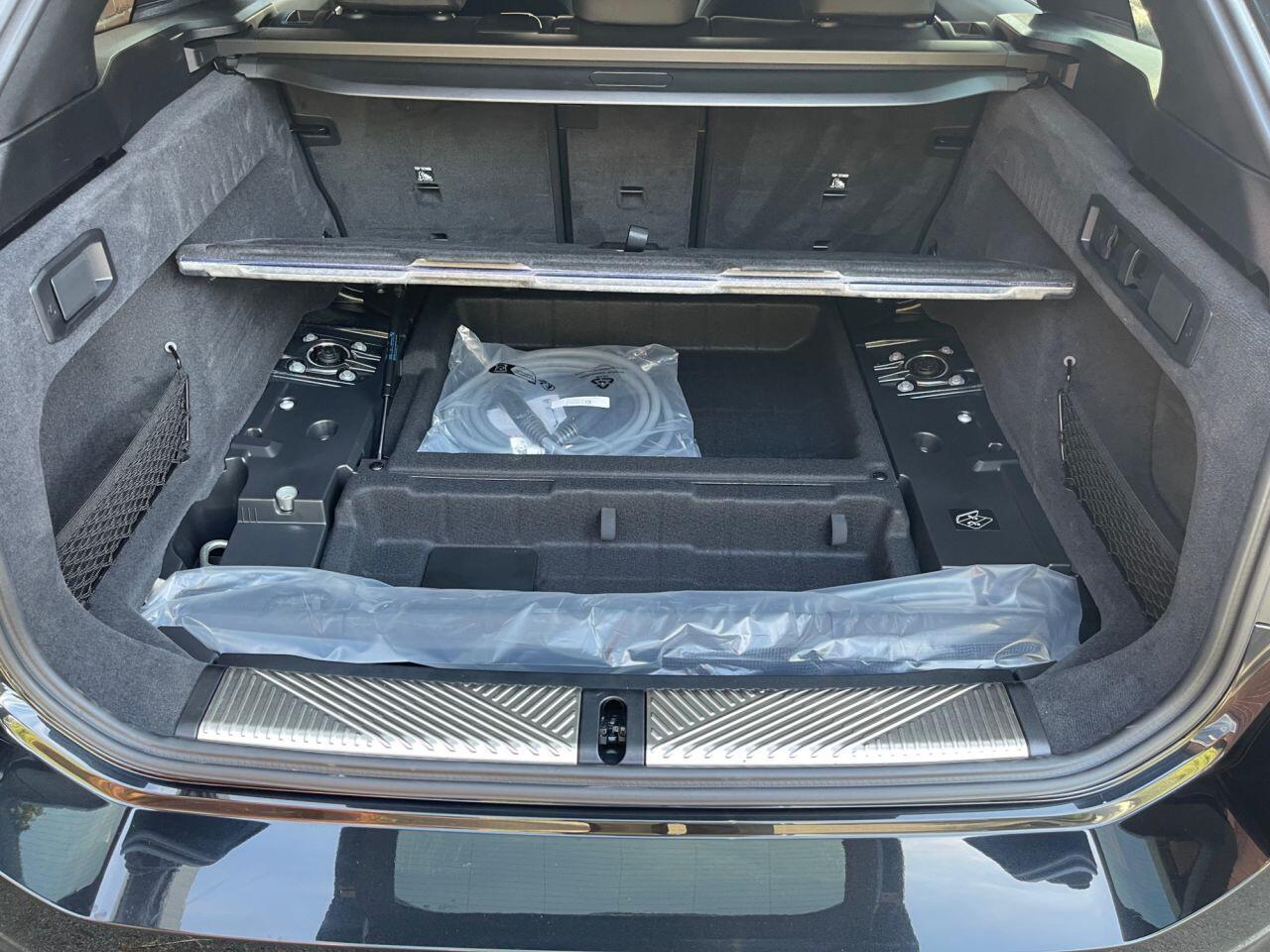 BMW 5 Series view 26