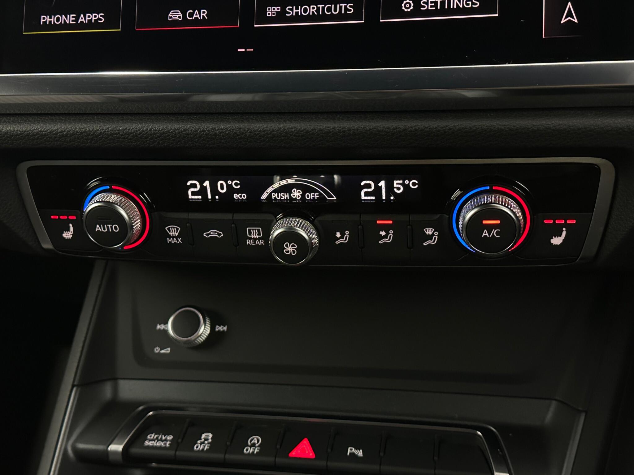 Audi Q3 view 21