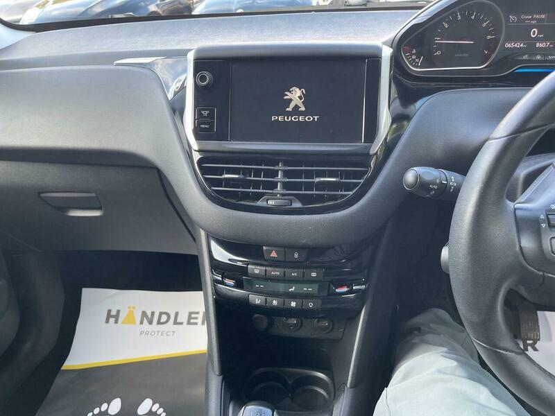 2013 Peugeot 208 image 41