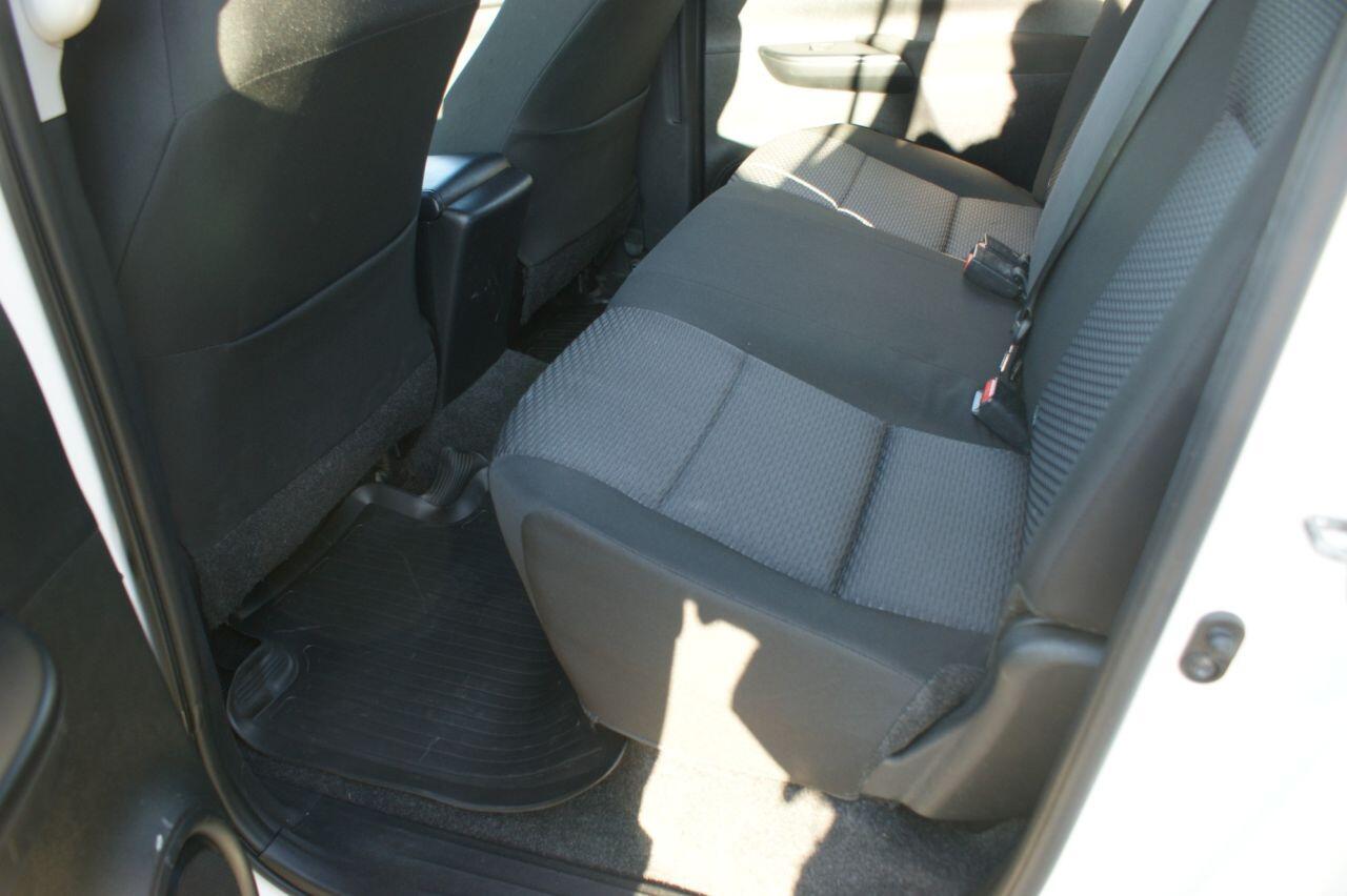 Toyota Hilux view 27