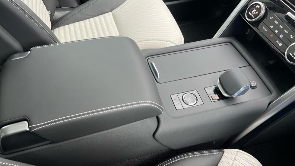 Land Rover Discovery view 30