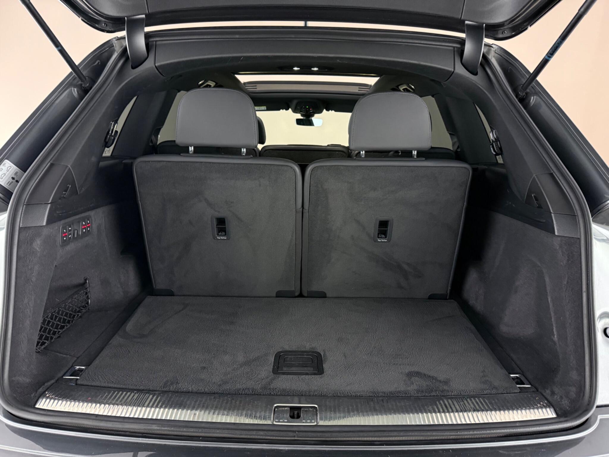 Audi Q7 view 10