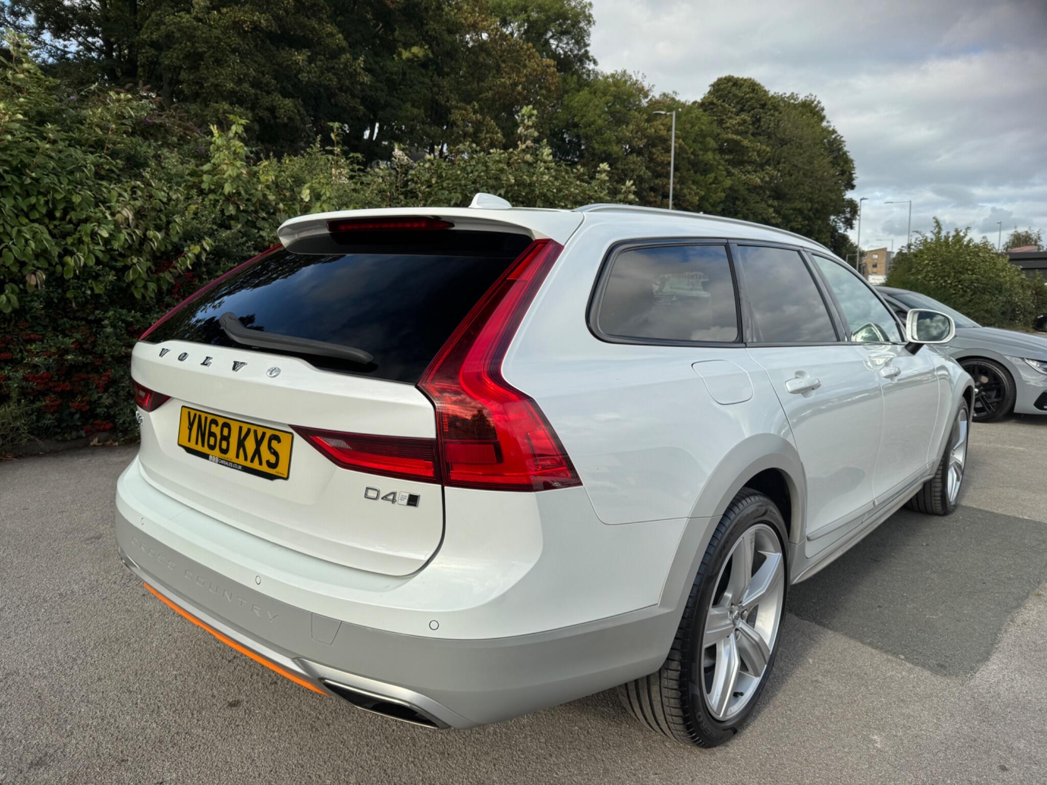 Volvo V90 Cross Country view 9