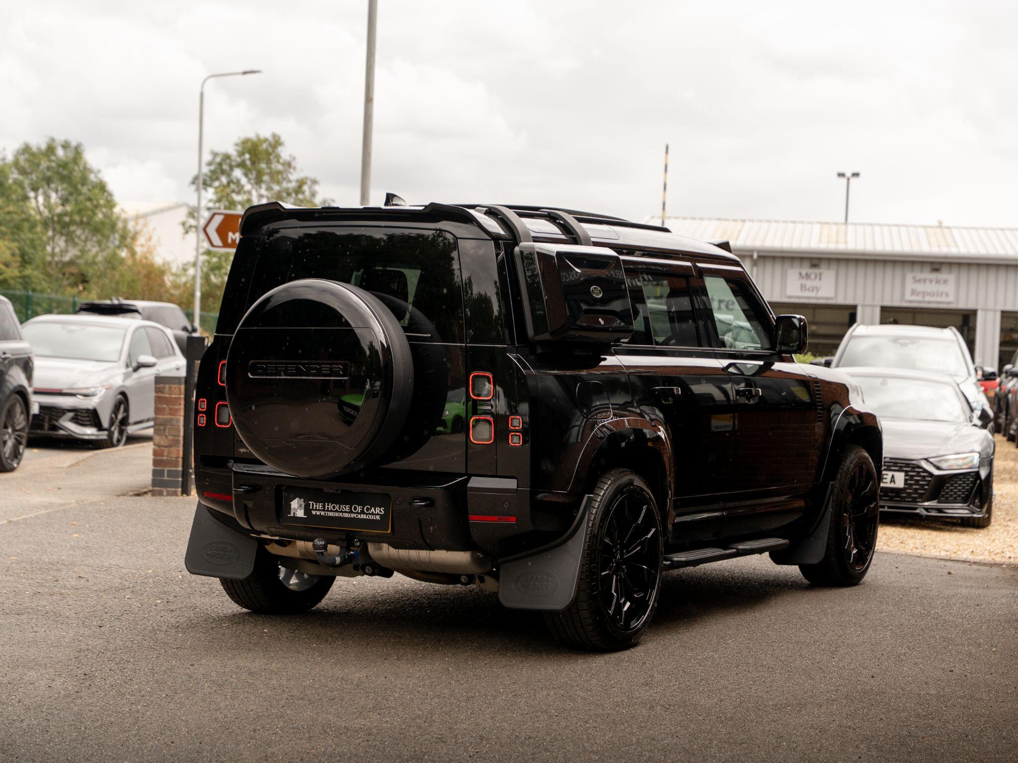 Land Rover Defender 110 view 15