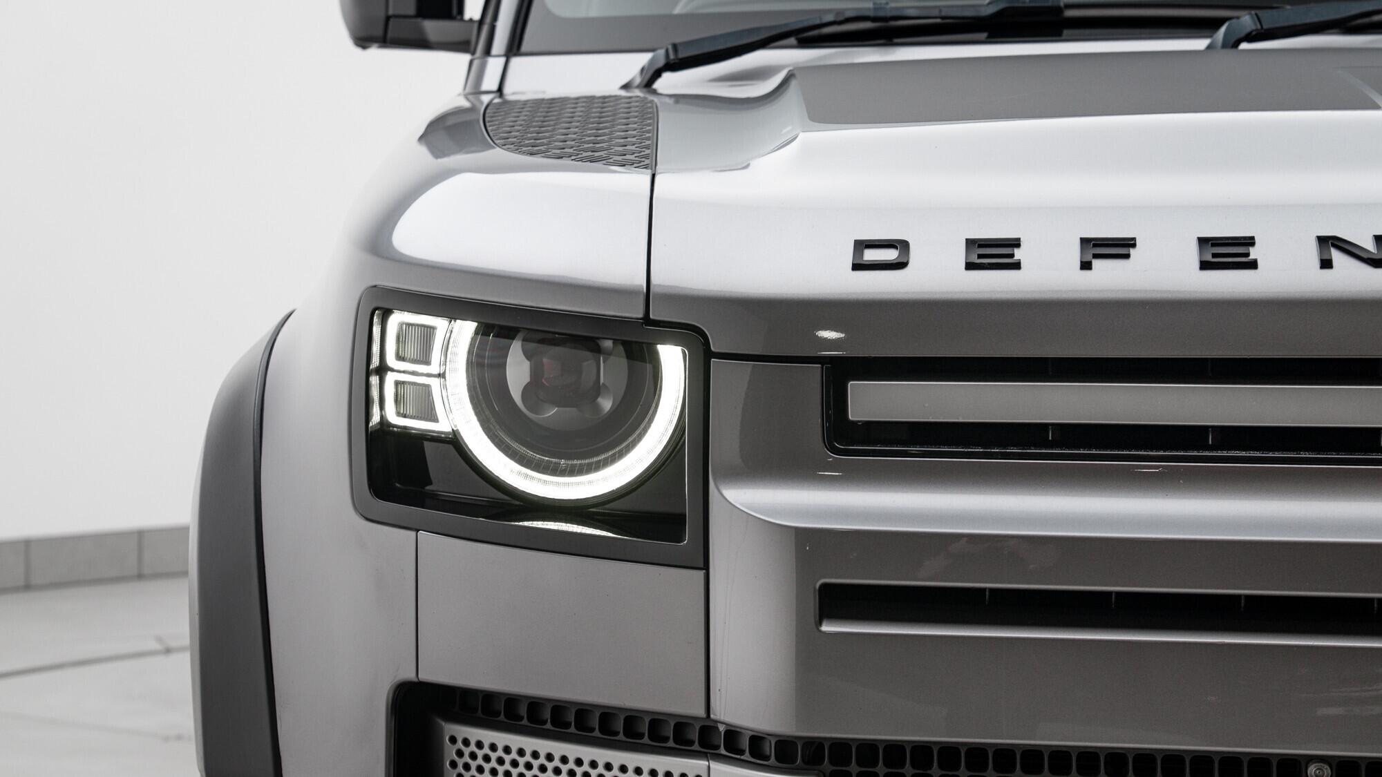 Land Rover Defender 110 view 8