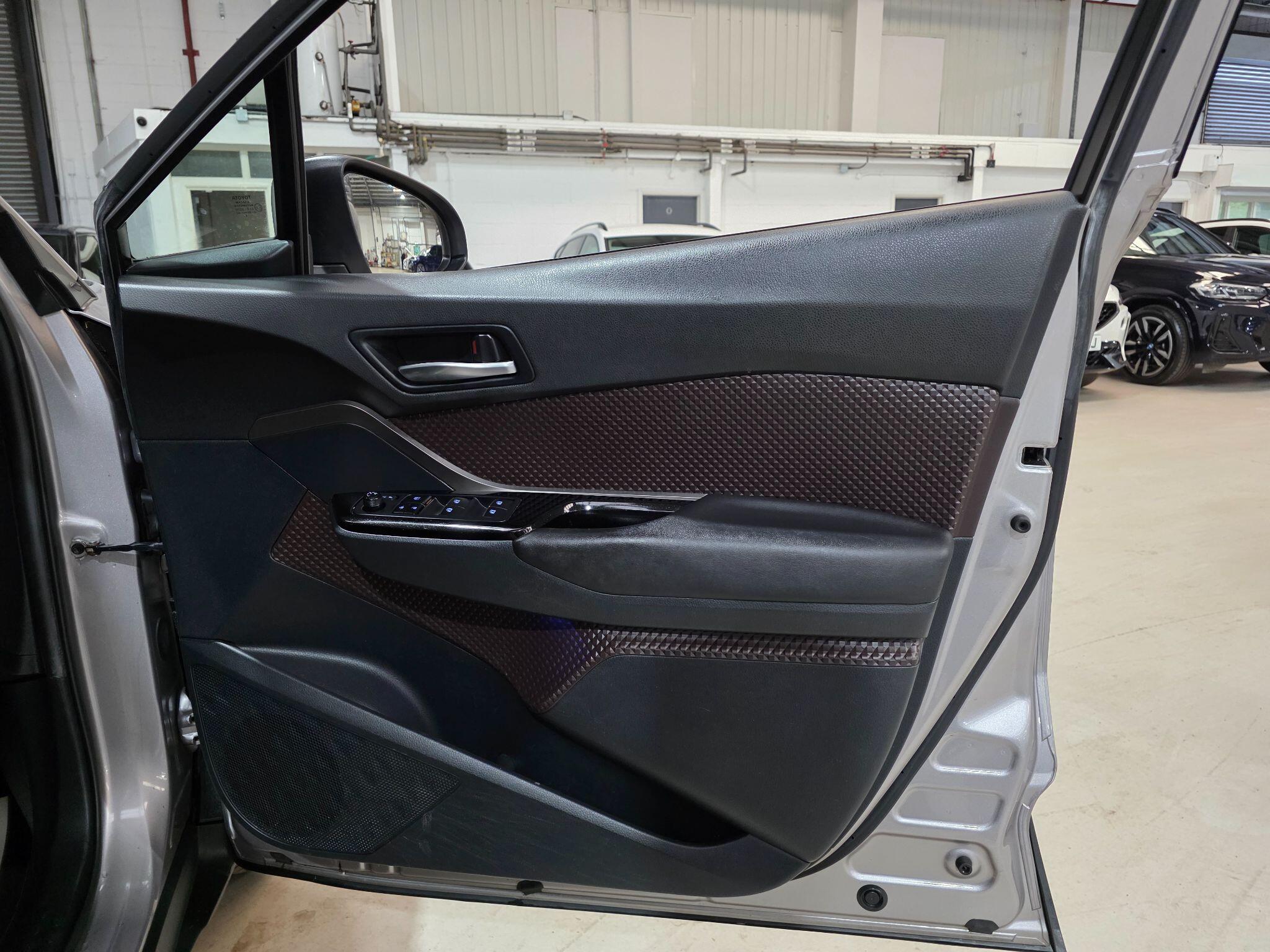 Toyota C-HR view 11