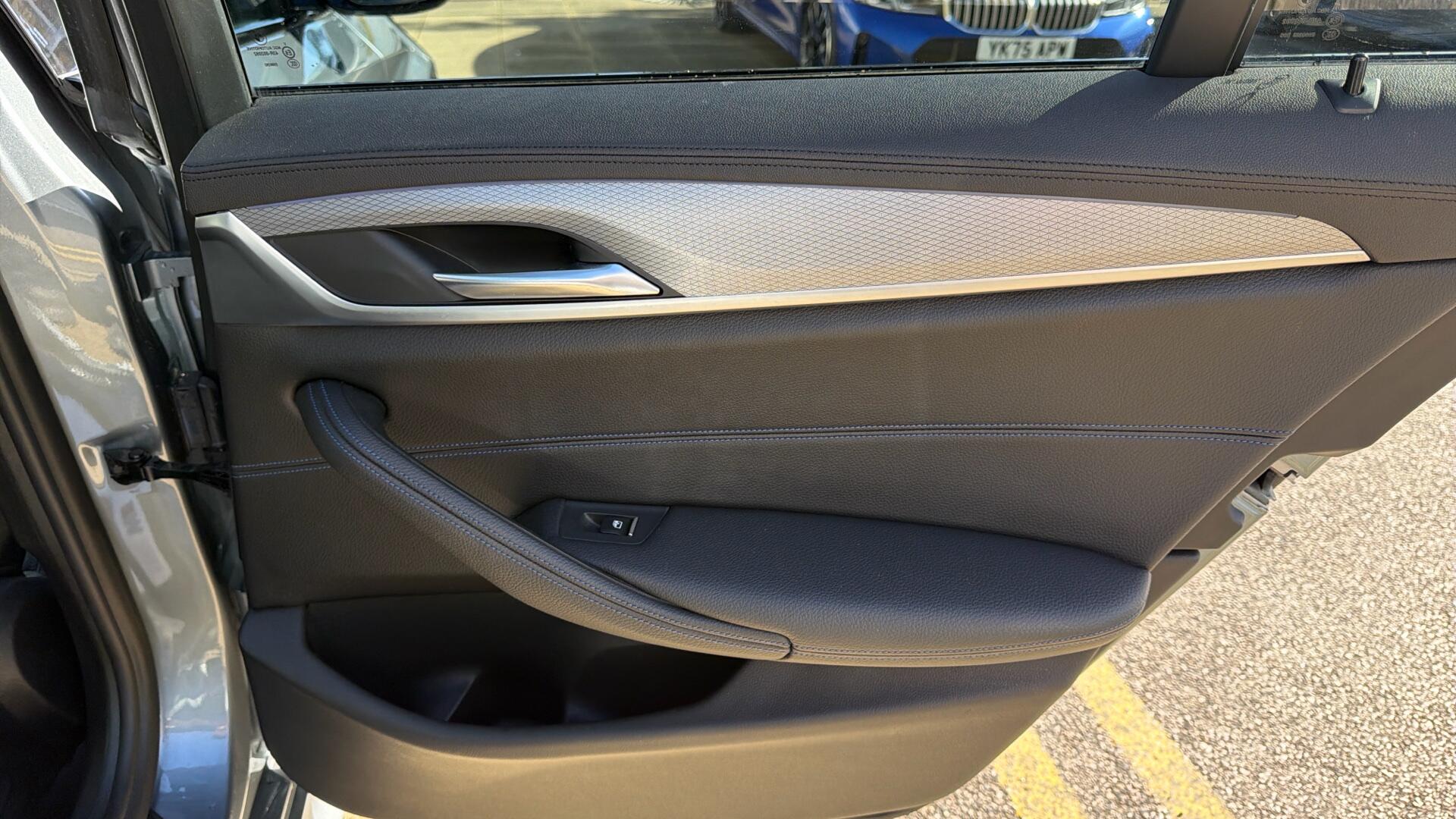 BMW 5 Series view 32