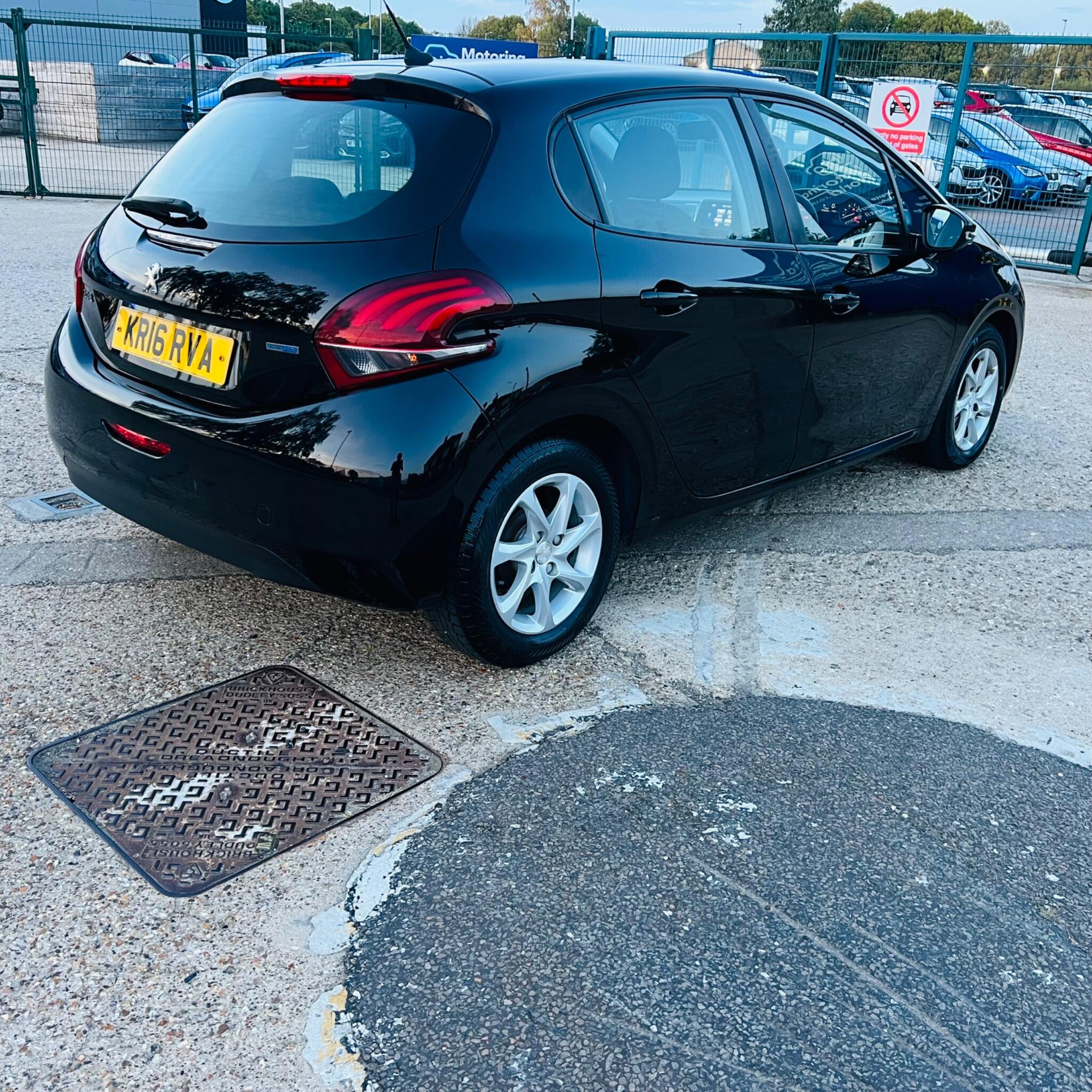 Peugeot 208 view 9