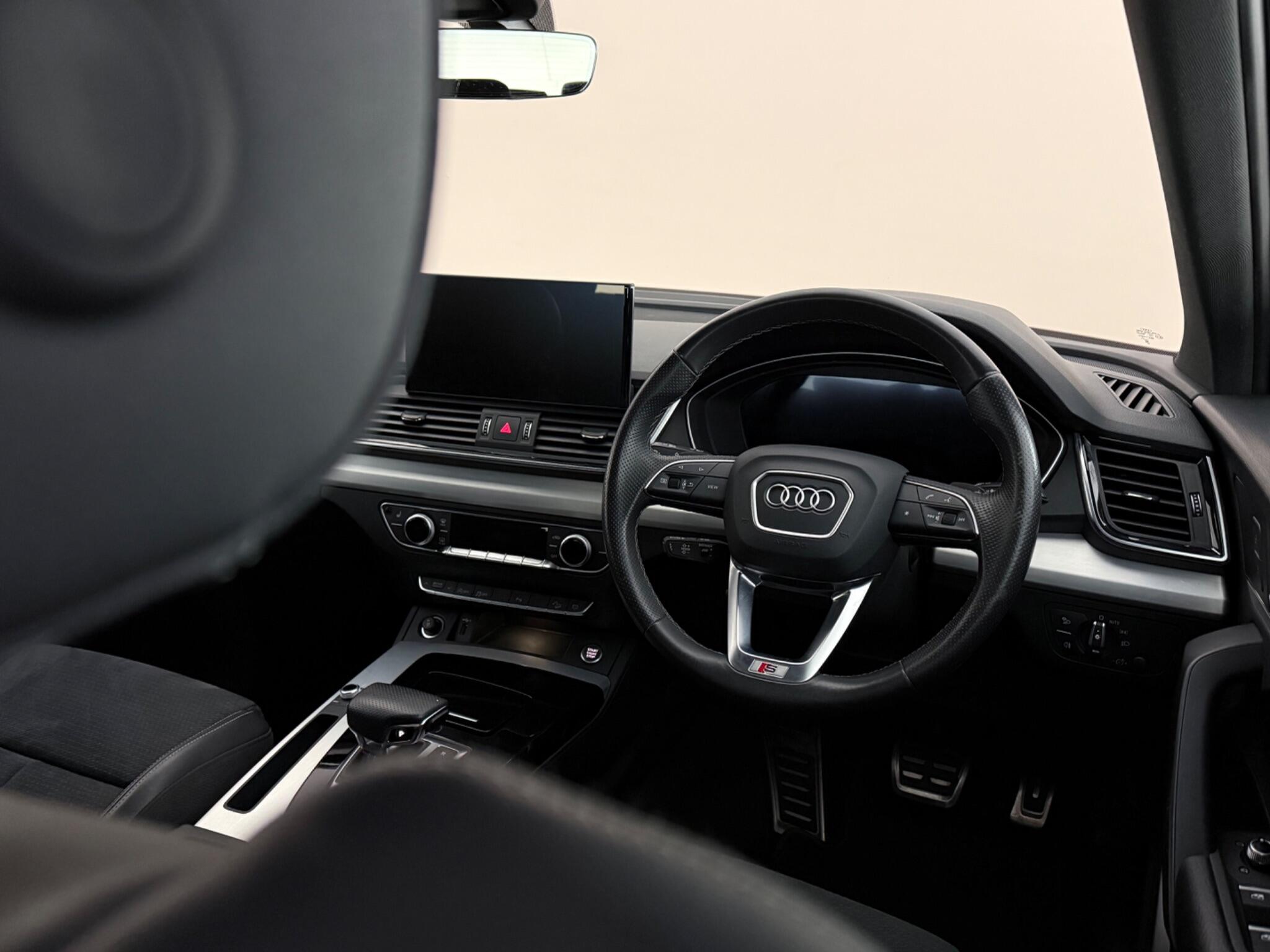 Audi Q5 view 12