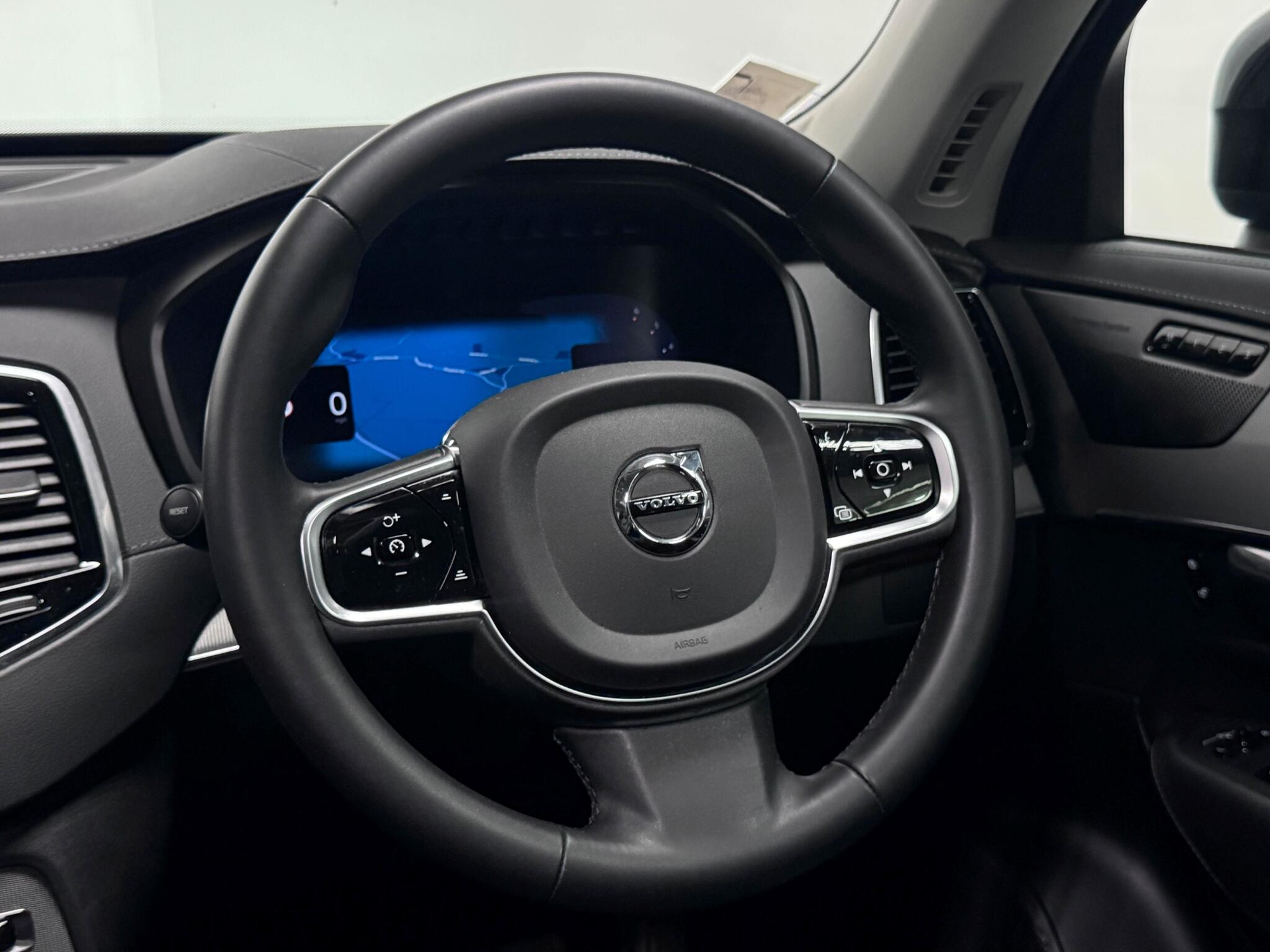 Volvo XC90 view 36