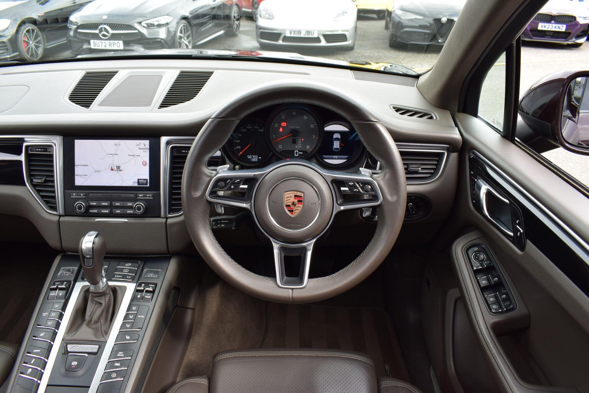 Porsche Macan view 22