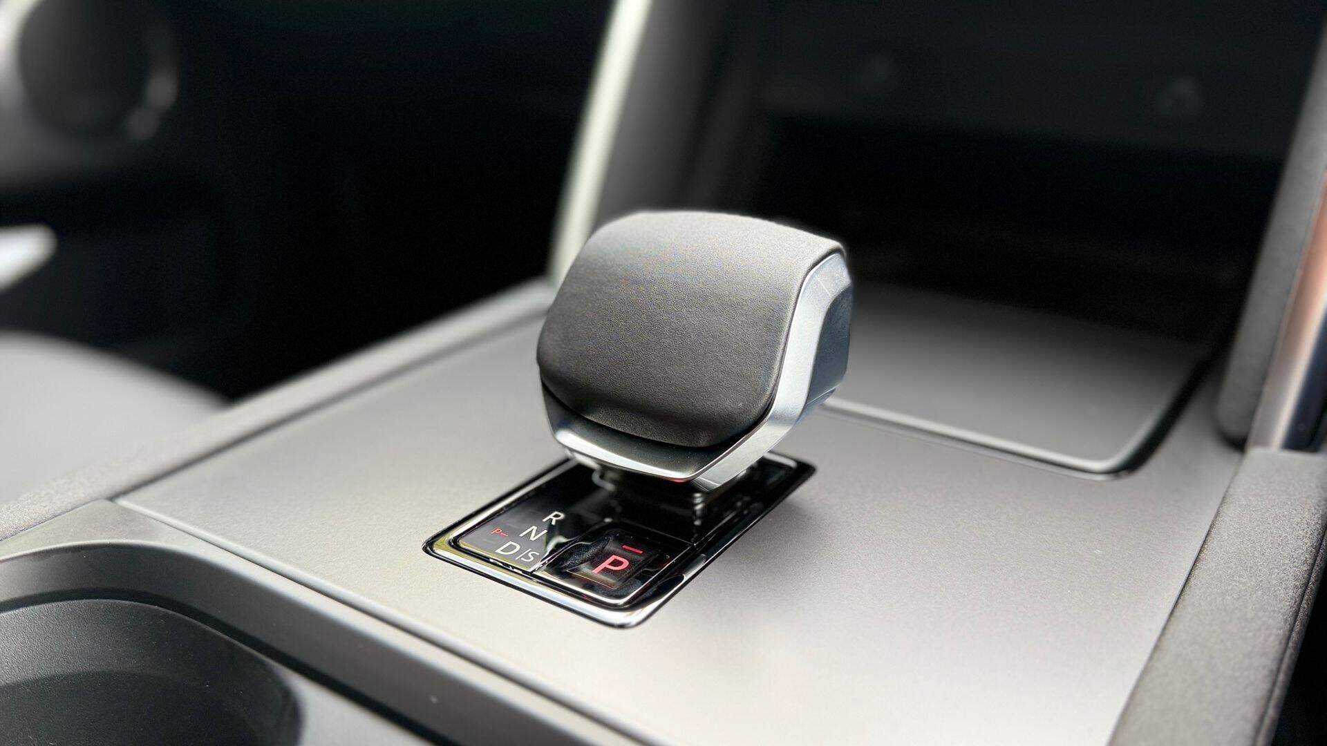 Land Rover Discovery Sport view 14