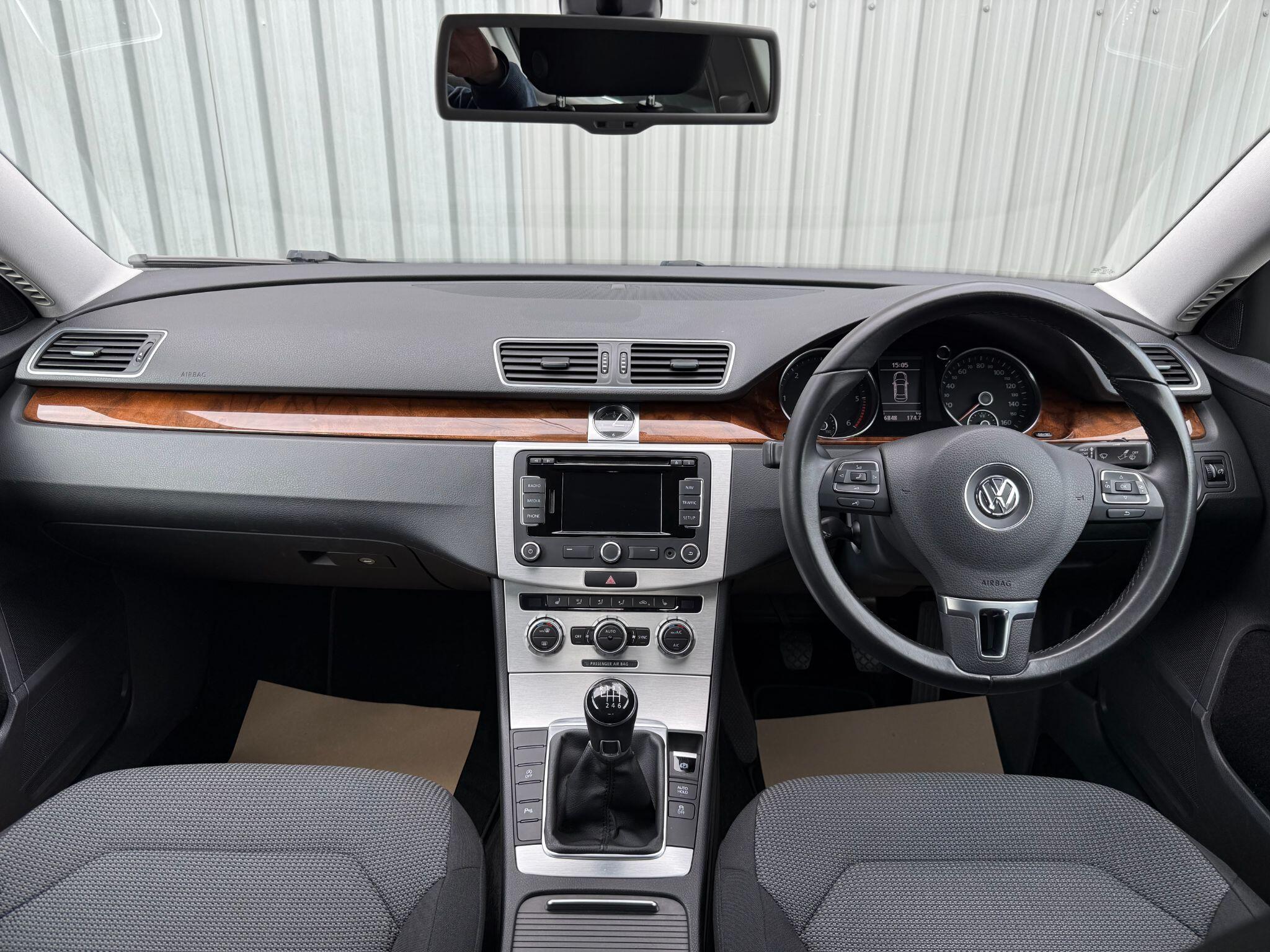 Volkswagen Passat view 22