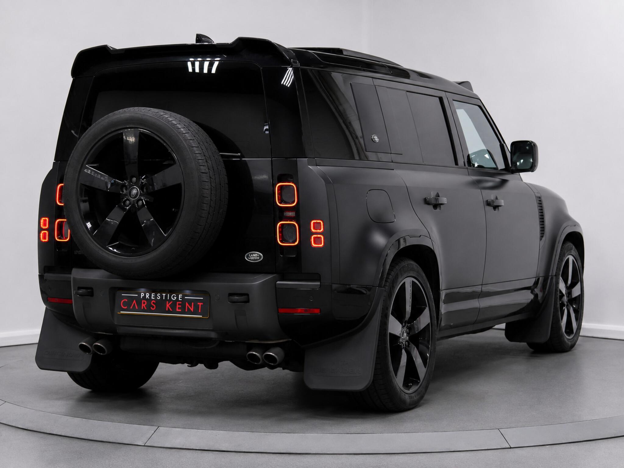 Land Rover Defender 110 view 21