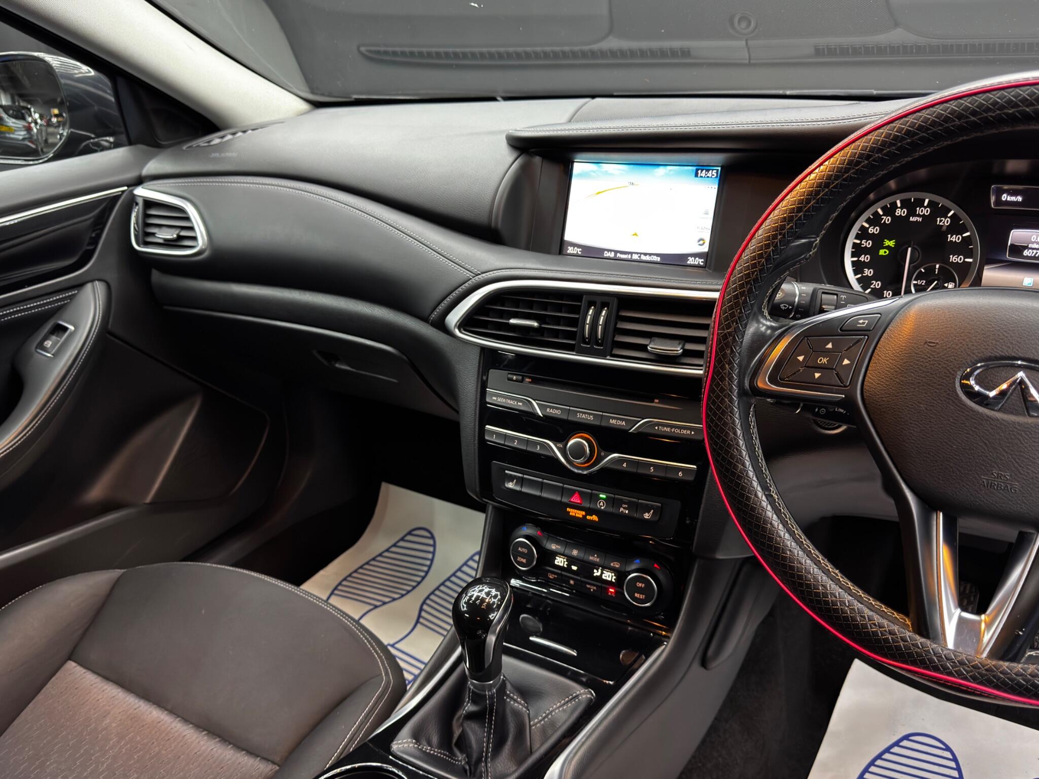 Infiniti Q30 view 25