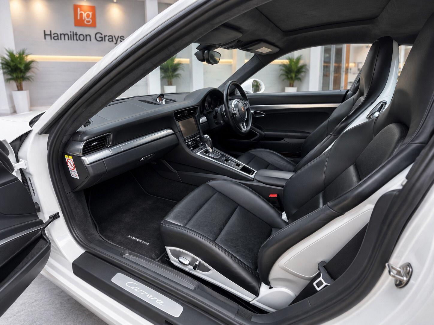 Porsche 911 view 7