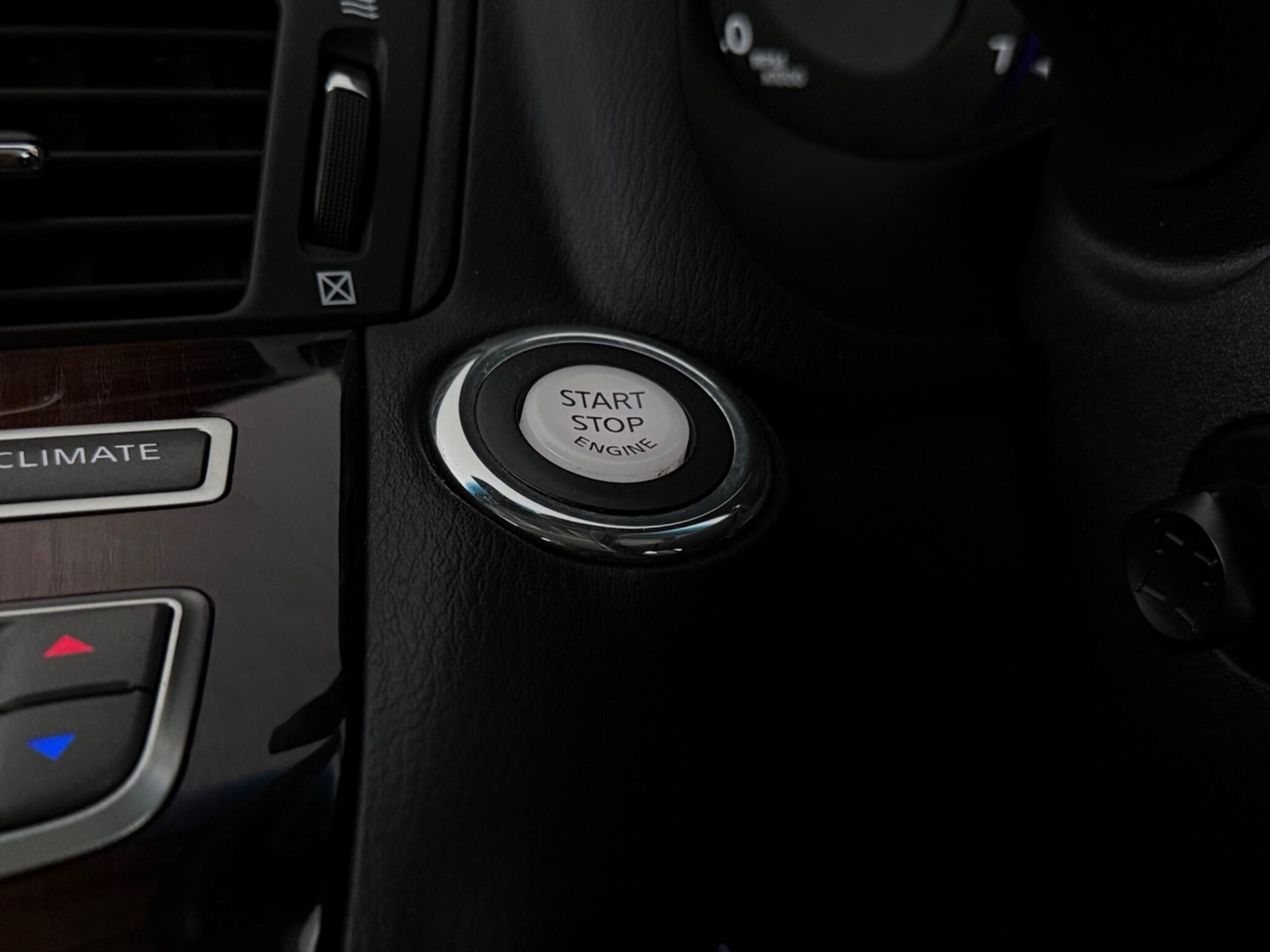 Infiniti Q70 view 17