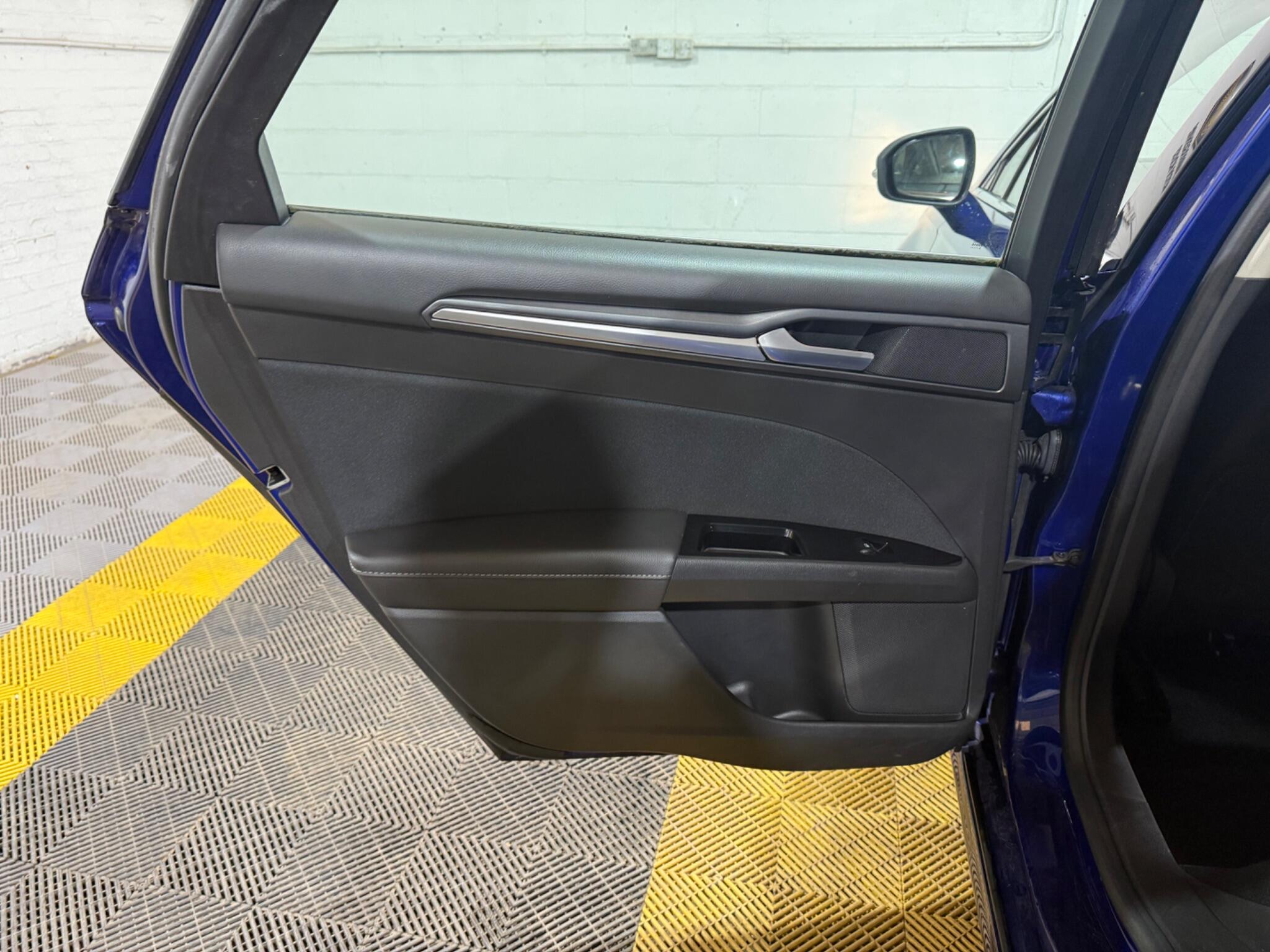 Ford Mondeo view 47