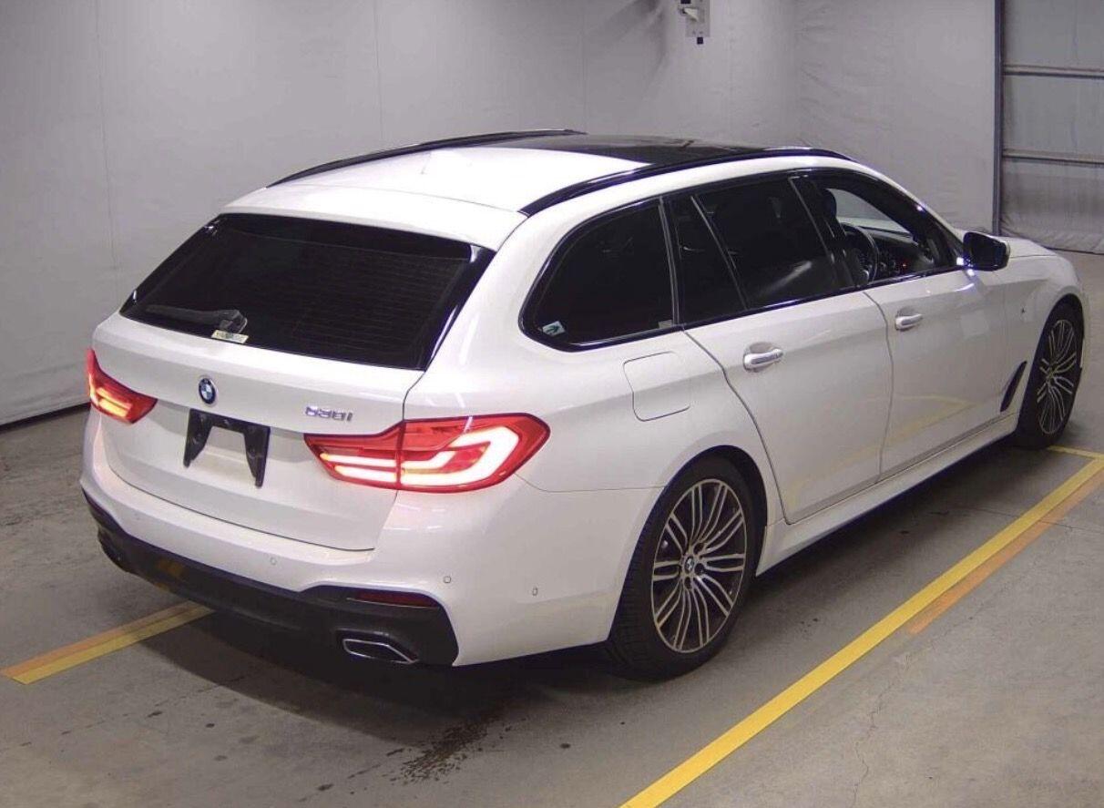 BMW 5 Series view 4