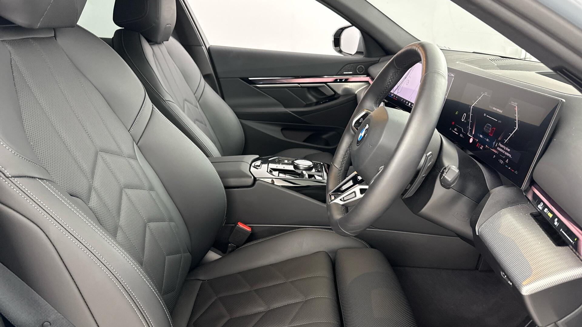 BMW 5 Series view 11