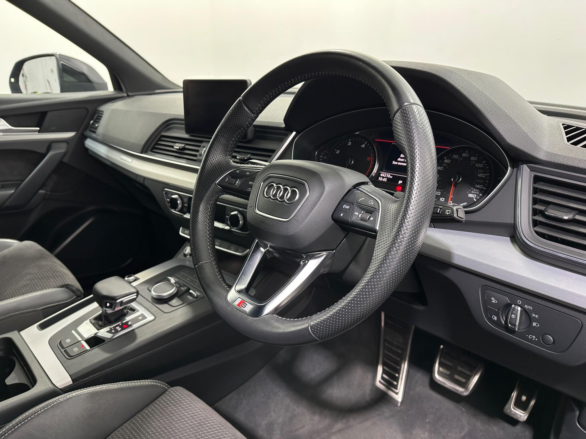 Audi Q5 view 11